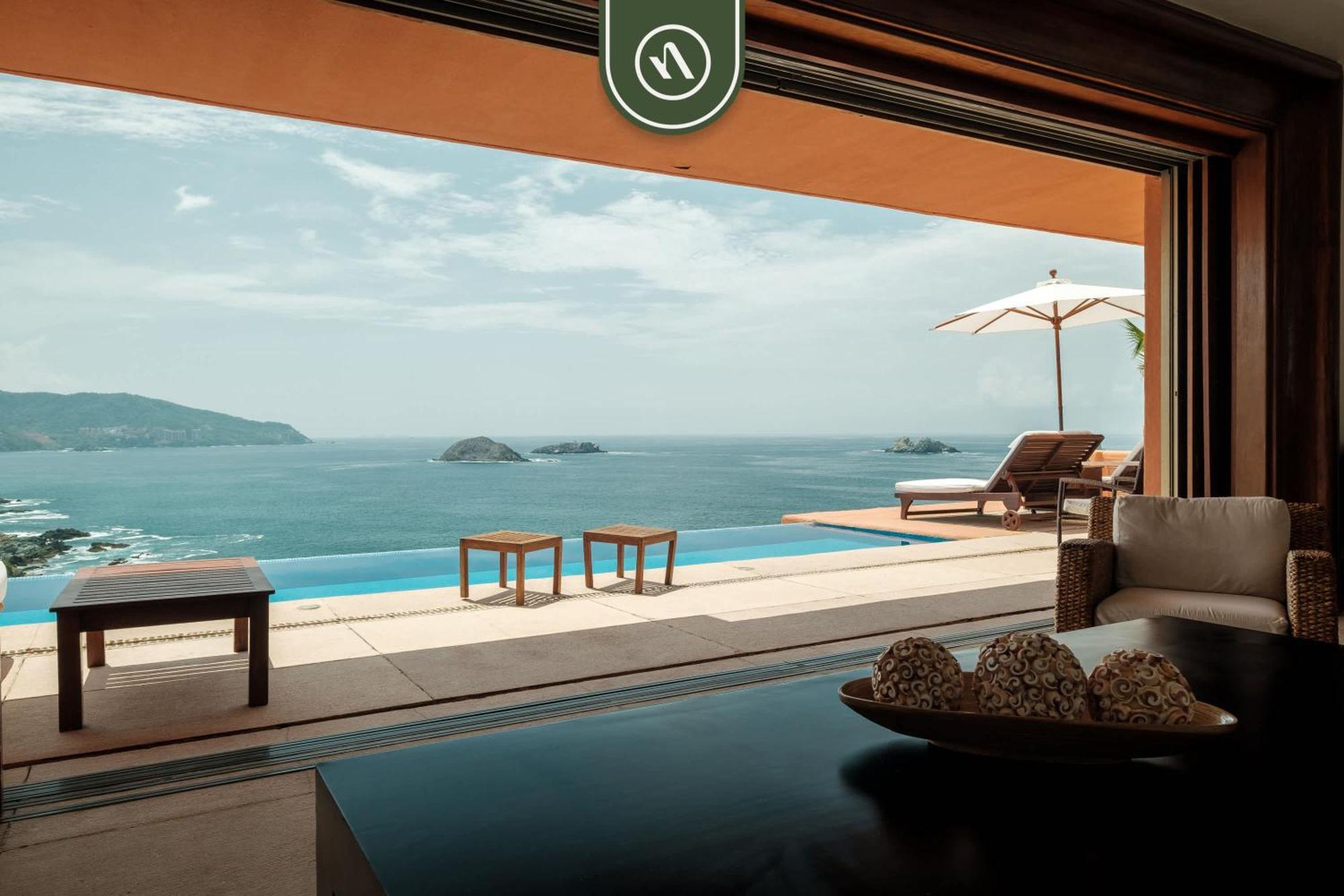 4 Bedroom Penthouse - Breathtaking Views - Private Pool * Zihuatanejo
