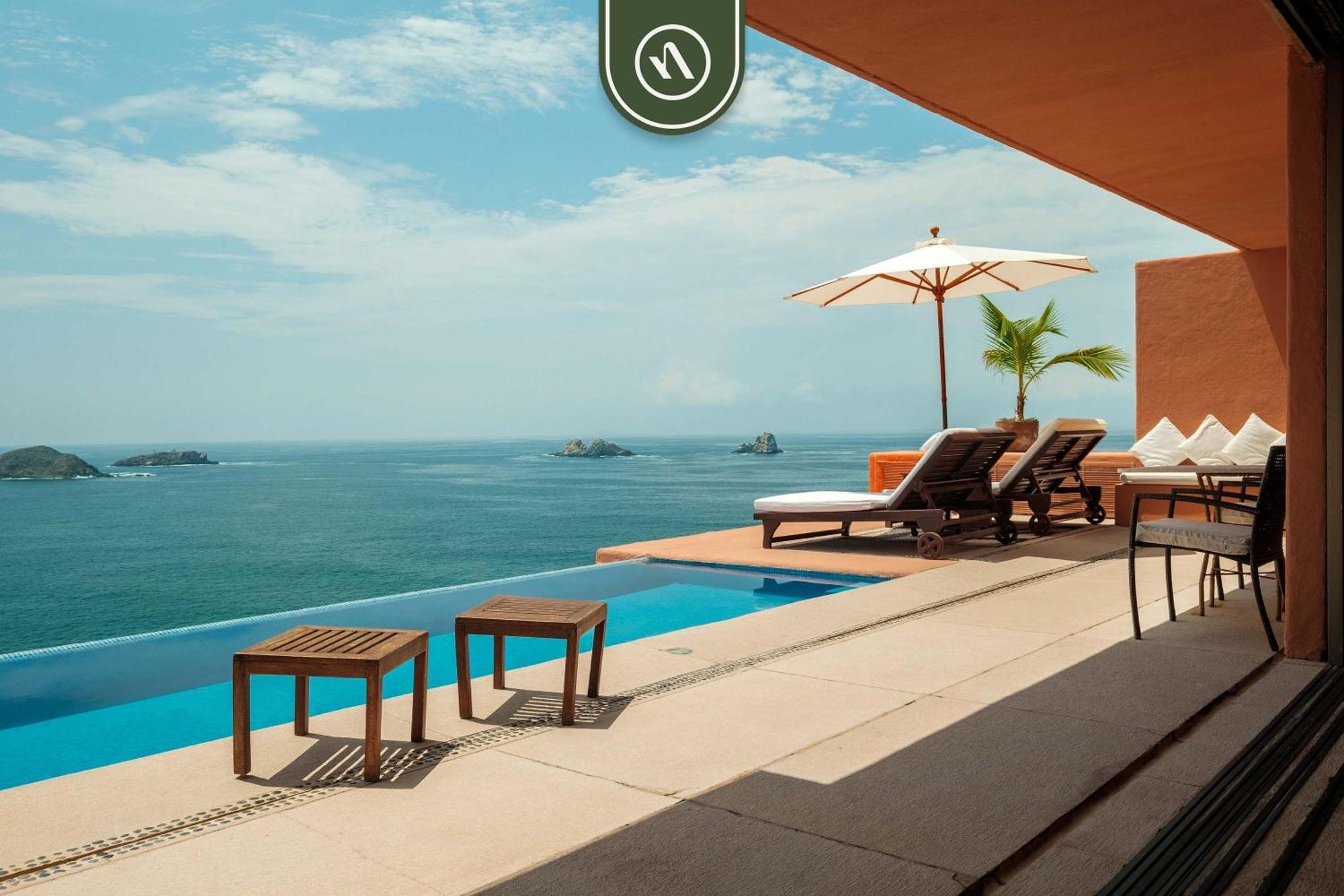 4 Bedroom Penthouse - Breathtaking Views - Private Pool * Zihuatanejo