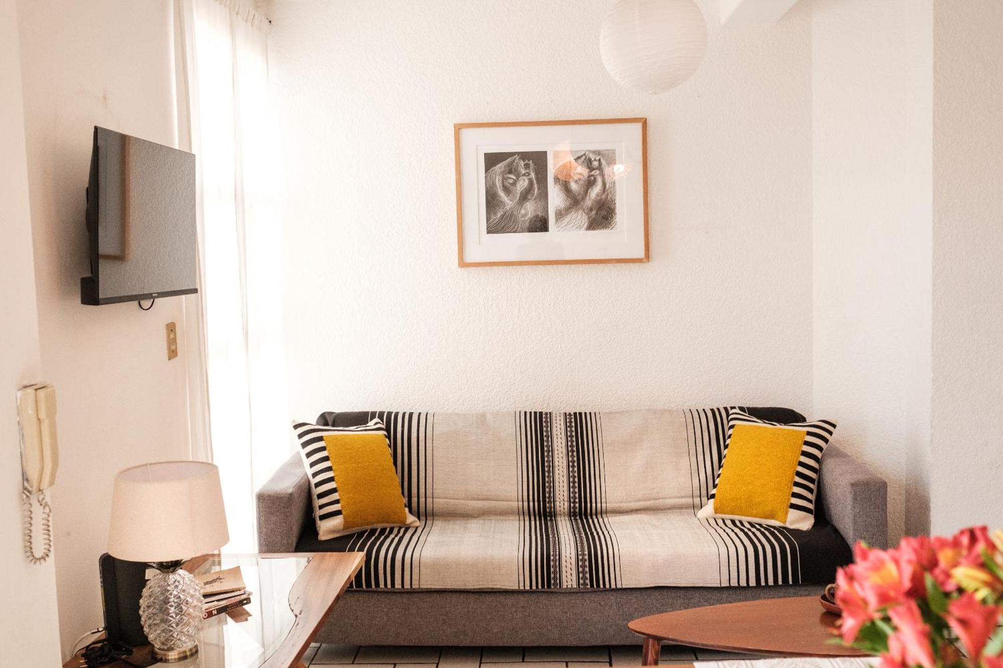 Sunny In Center Apartment