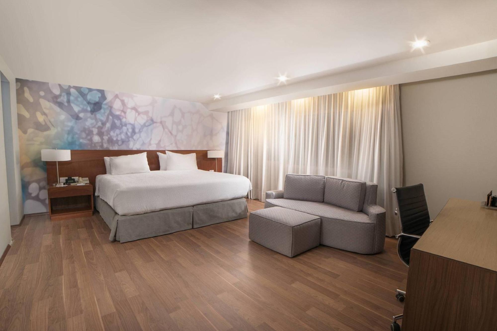 Courtyard By Marriott Revolucion Hotel