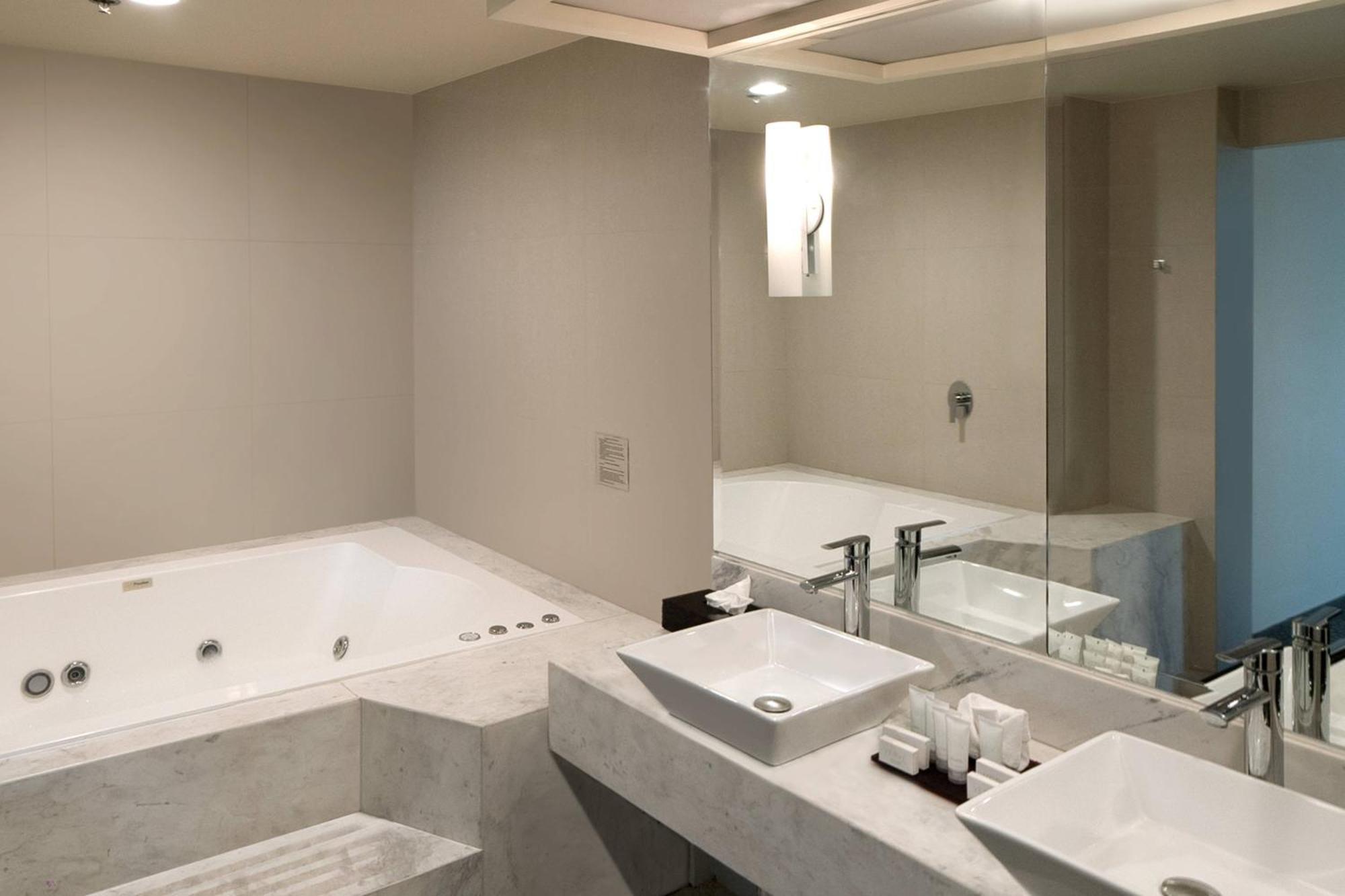Courtyard By Marriott Revolucion Hotel 4*