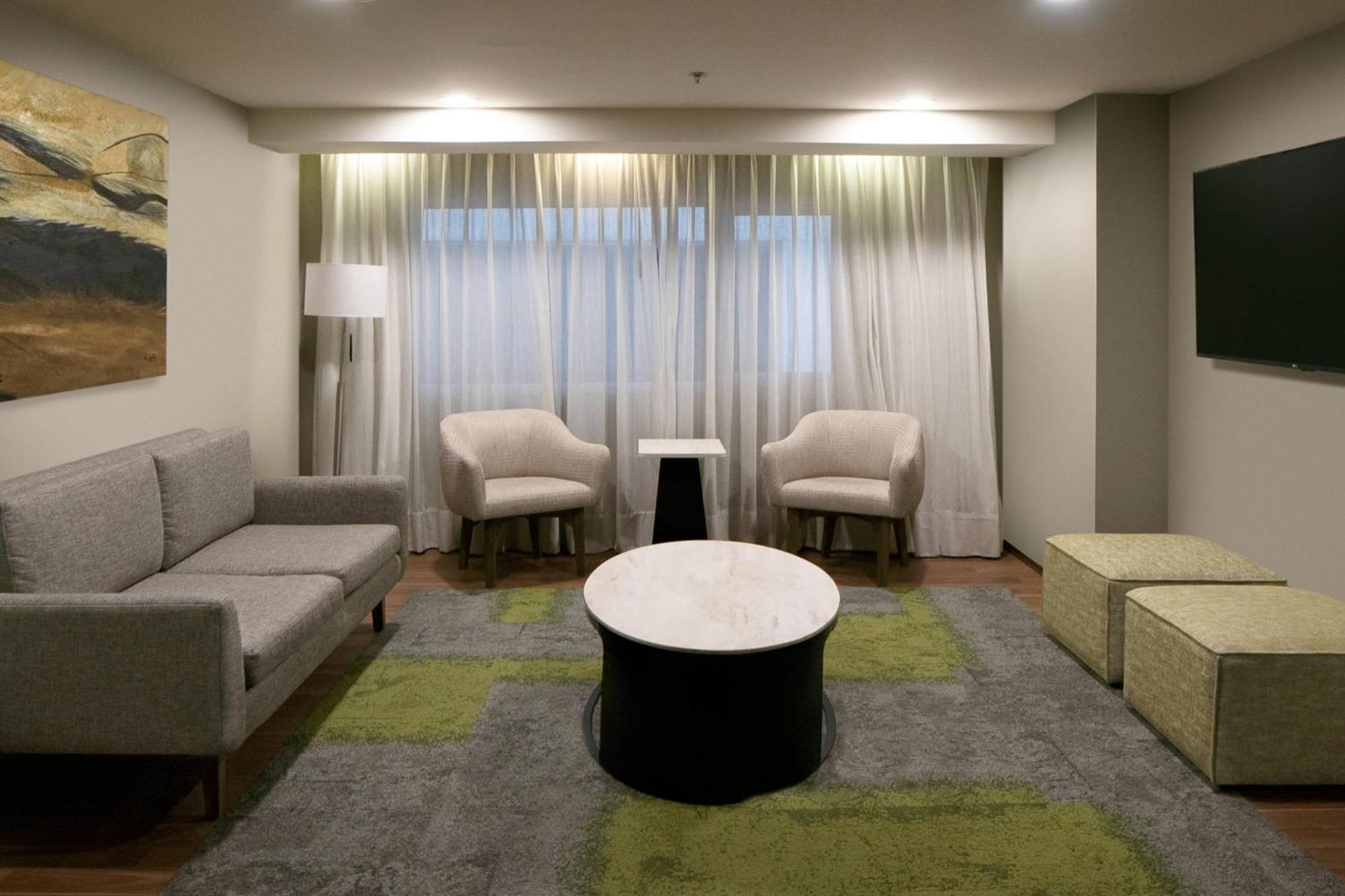 Courtyard By Marriott Revolucion