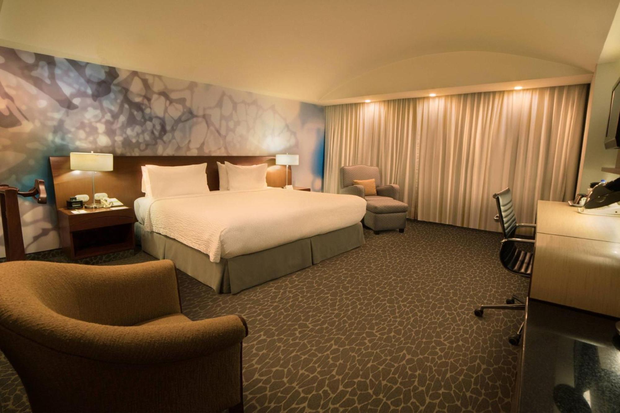 Courtyard By Marriott Revolucion Hotel
