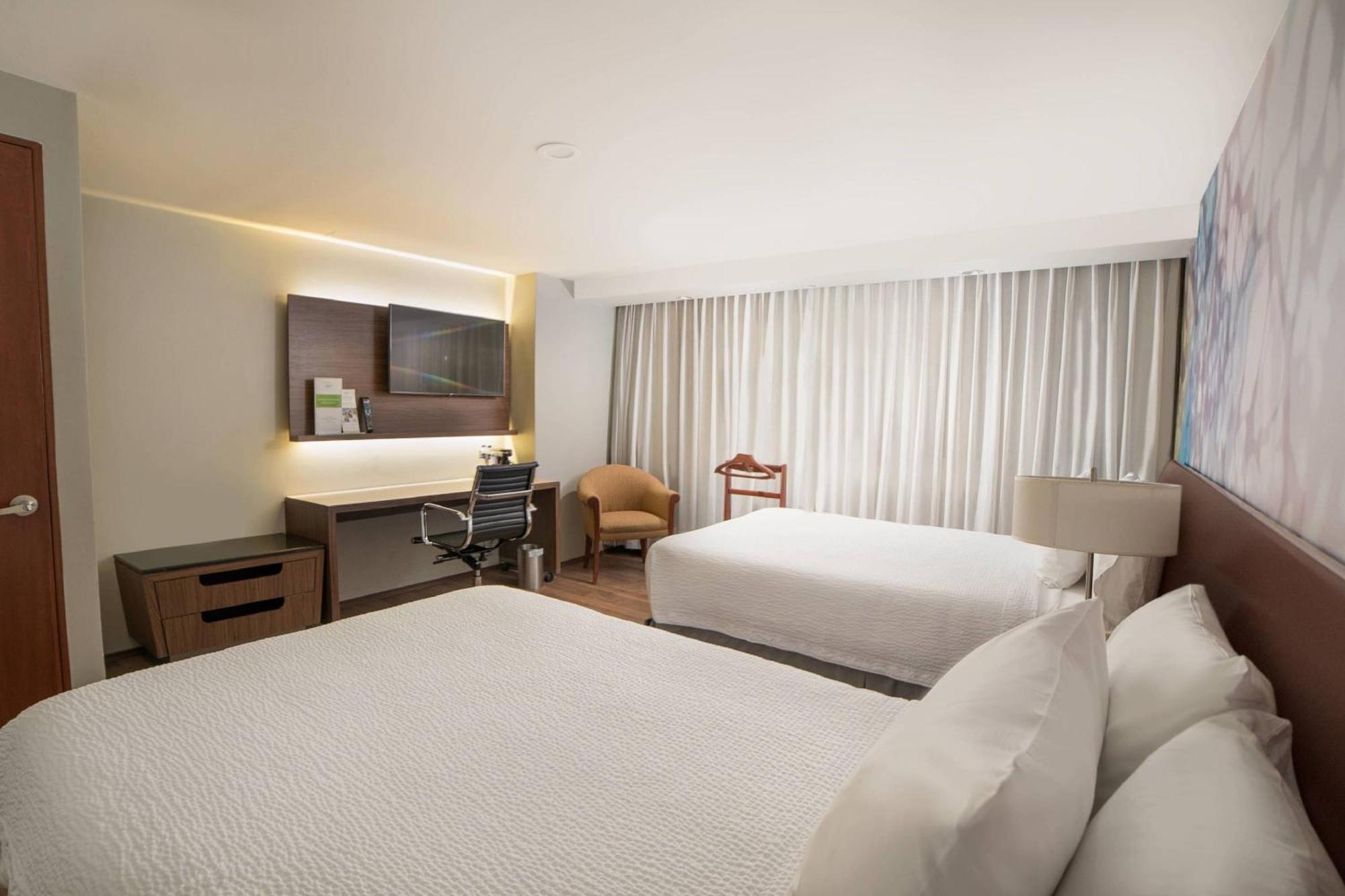 Hotel Courtyard By Marriott Revolucion 4*