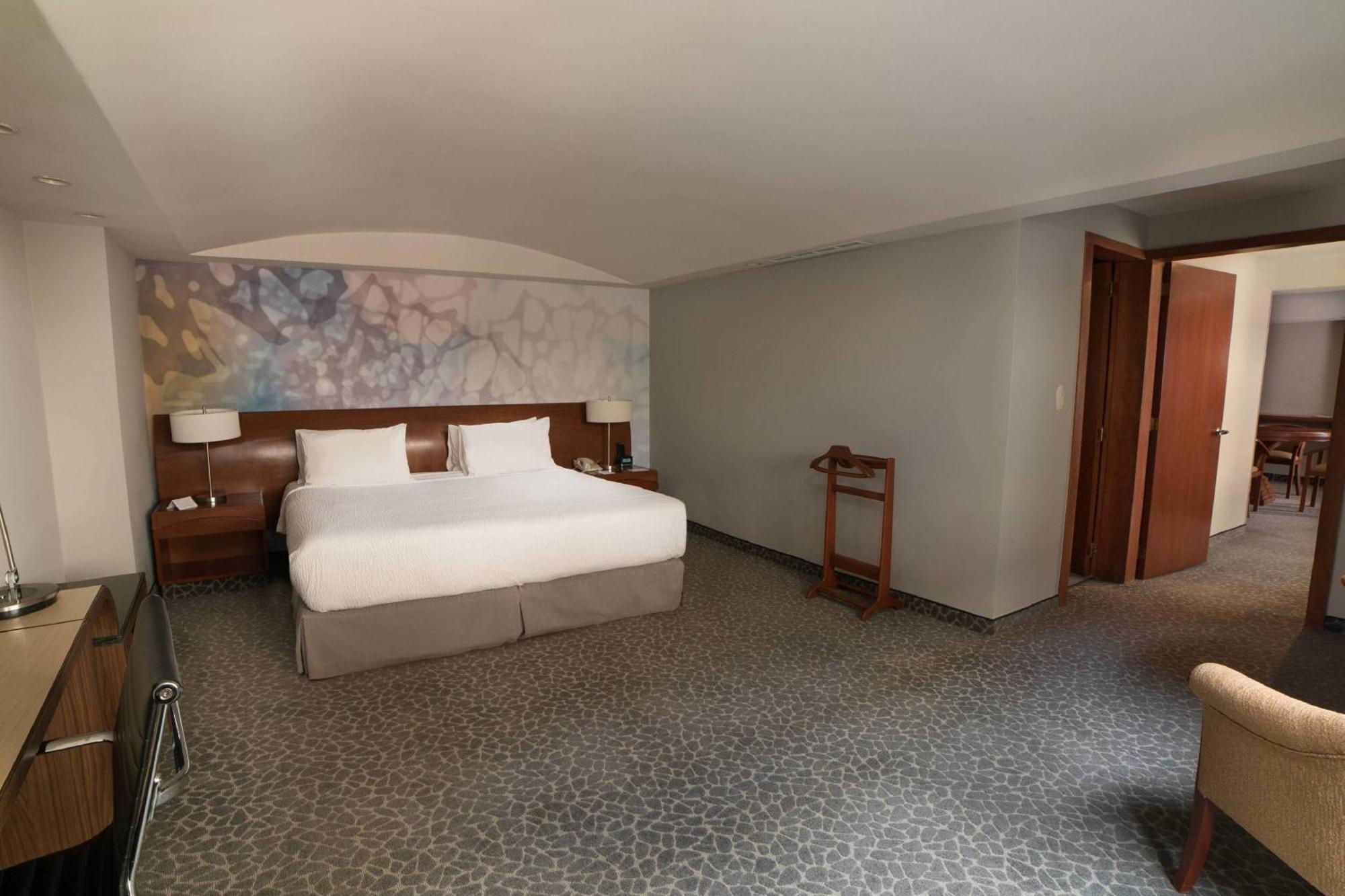 Courtyard By Marriott Revolucion Hotel 4*
