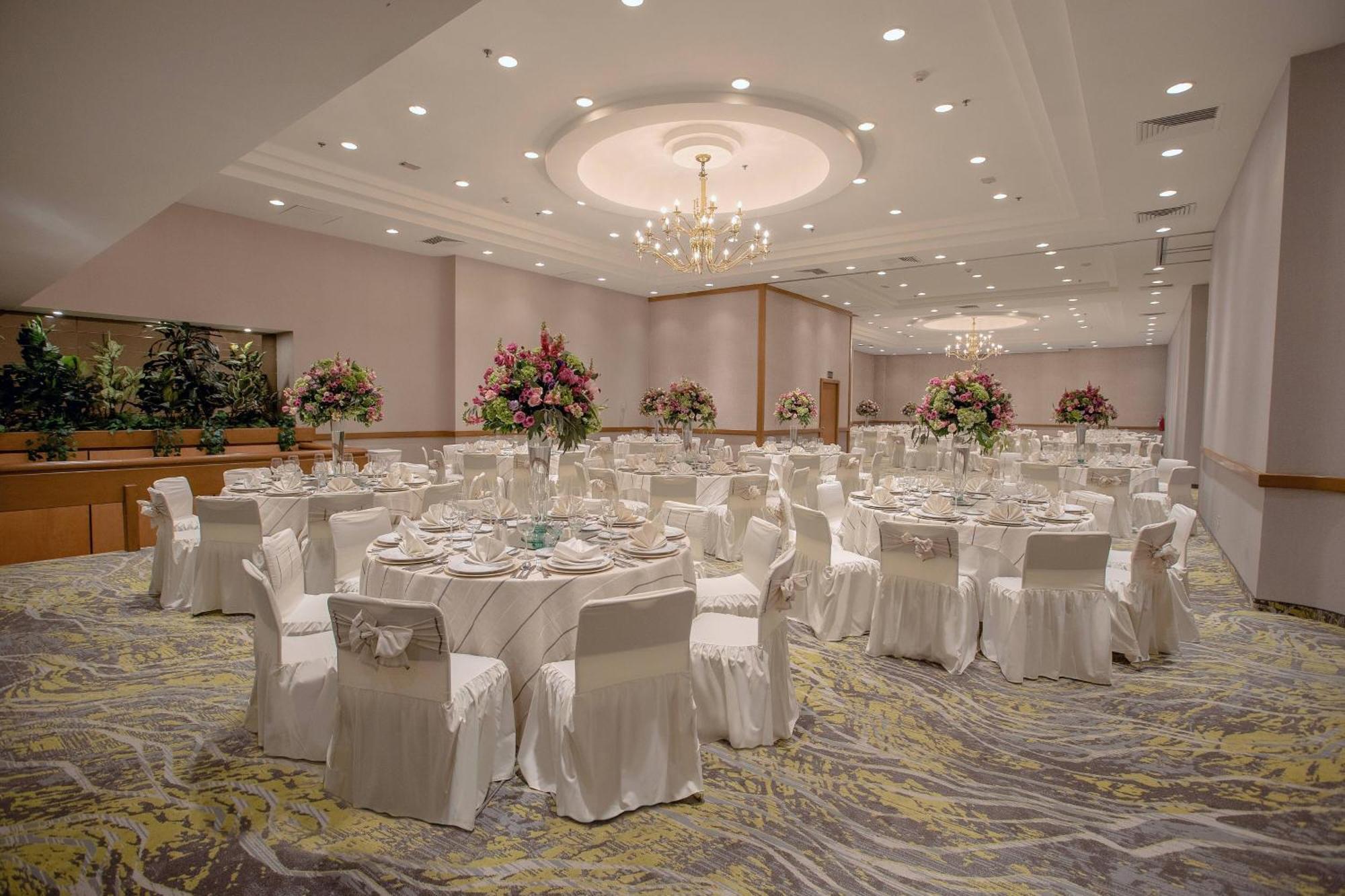 Courtyard By Marriott Revolucion Hotel