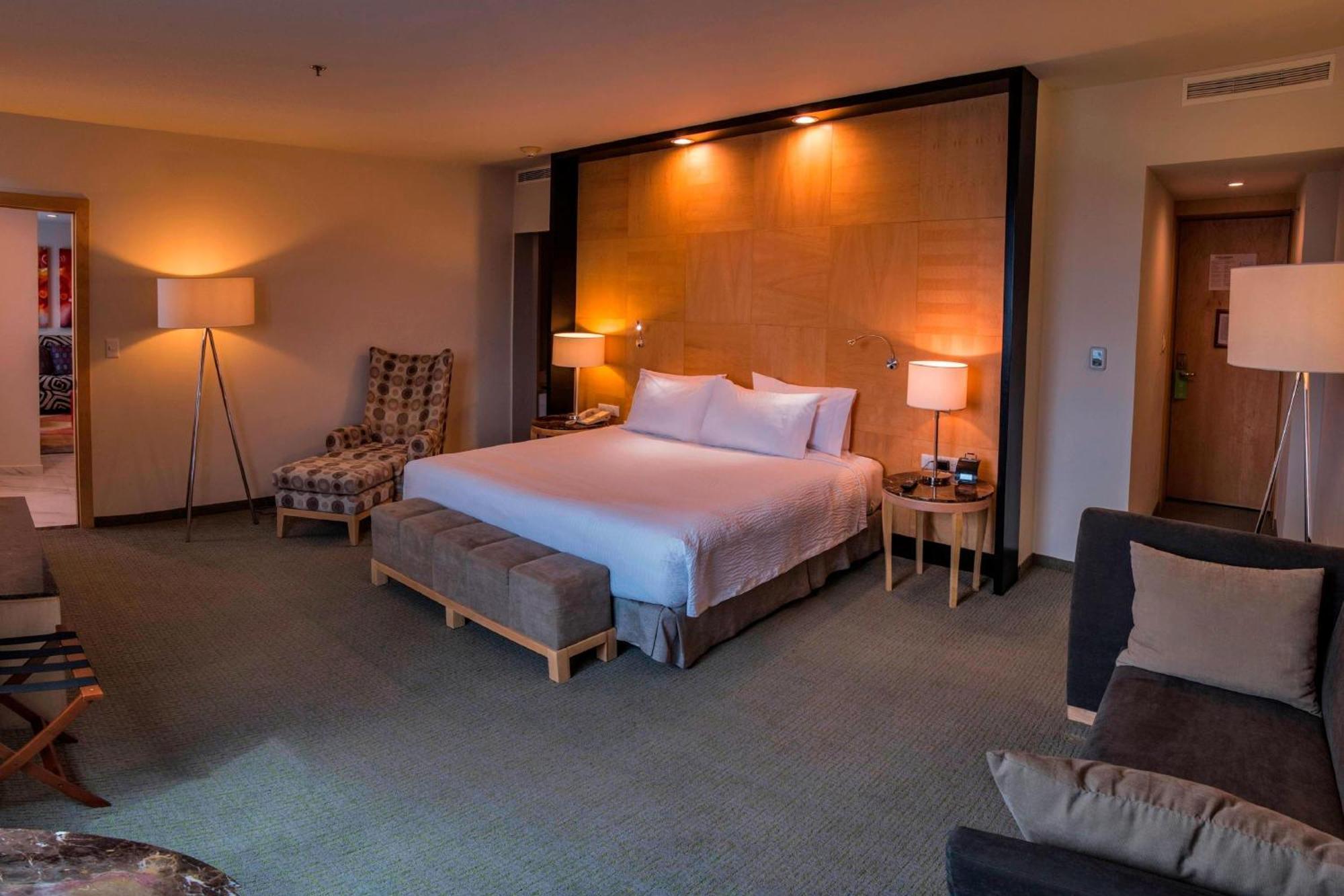 Courtyard By Marriott Revolucion Hotel