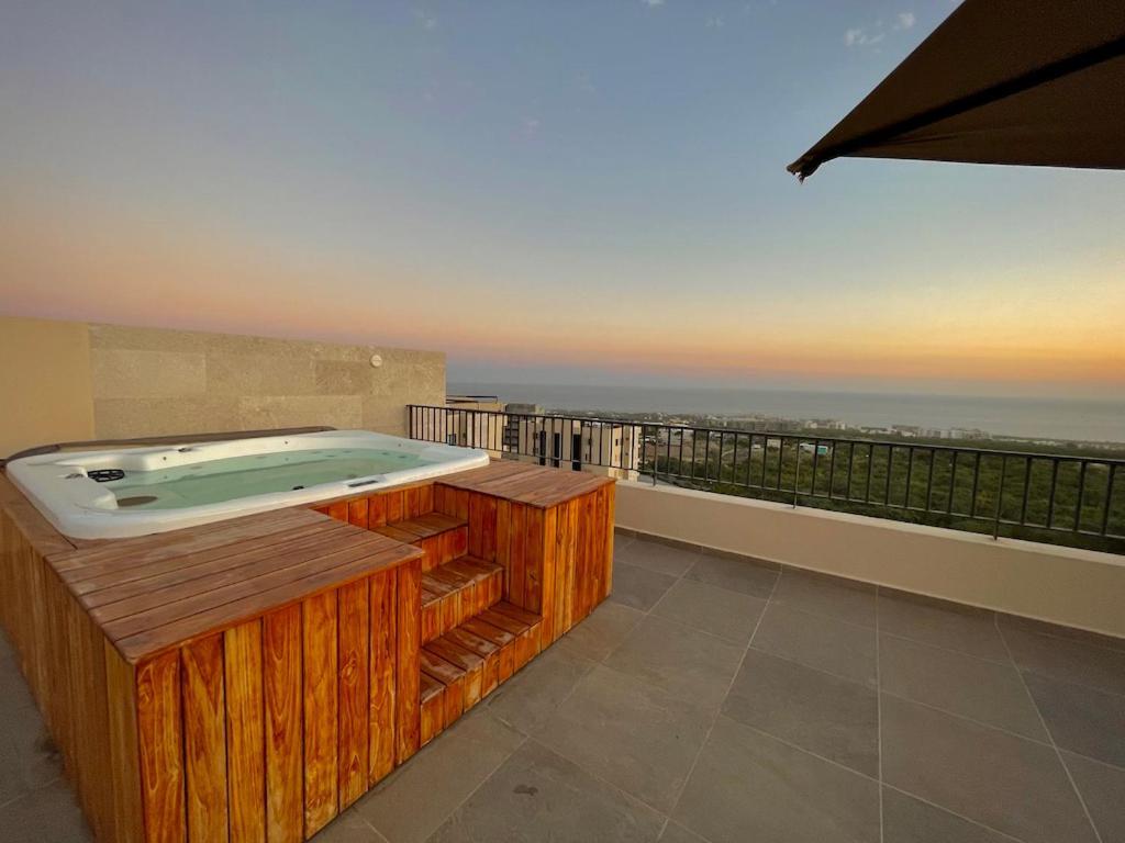 Exclusive Solaria Arch View Penthouse With Jacuzzi Apartment