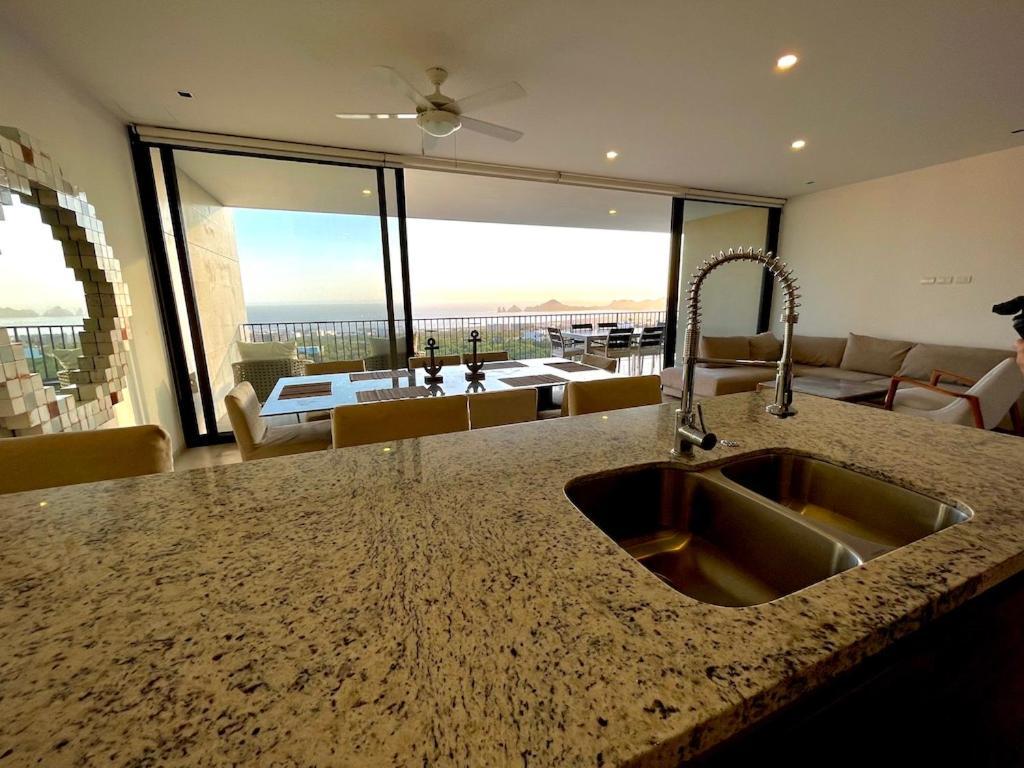 Exclusive Solaria Arch View Penthouse With Jacuzzi Apartment