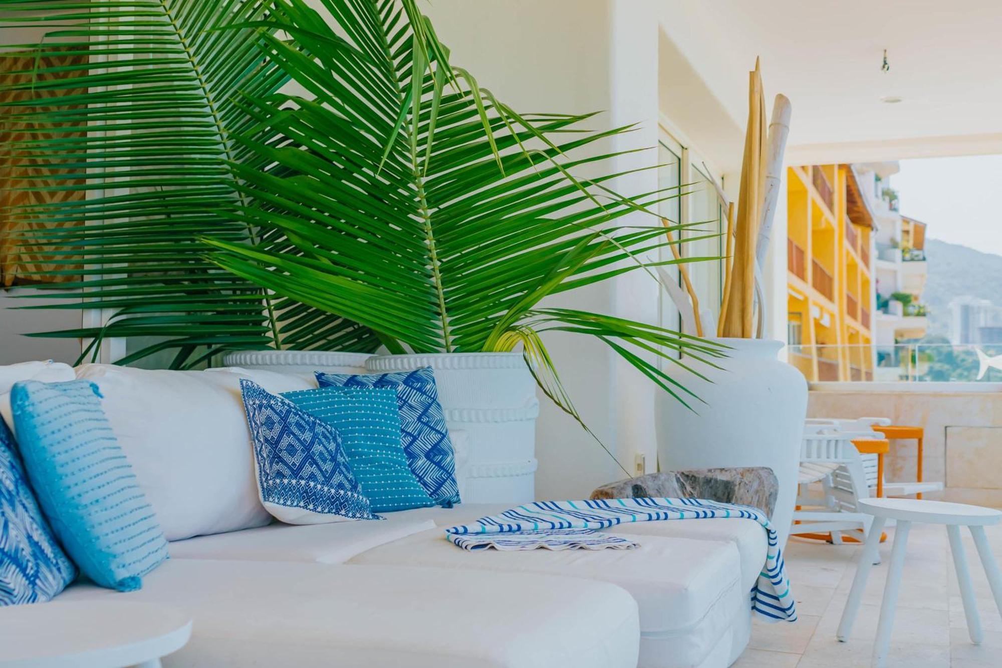 Full Floor Beachfront Luxury Apartment *