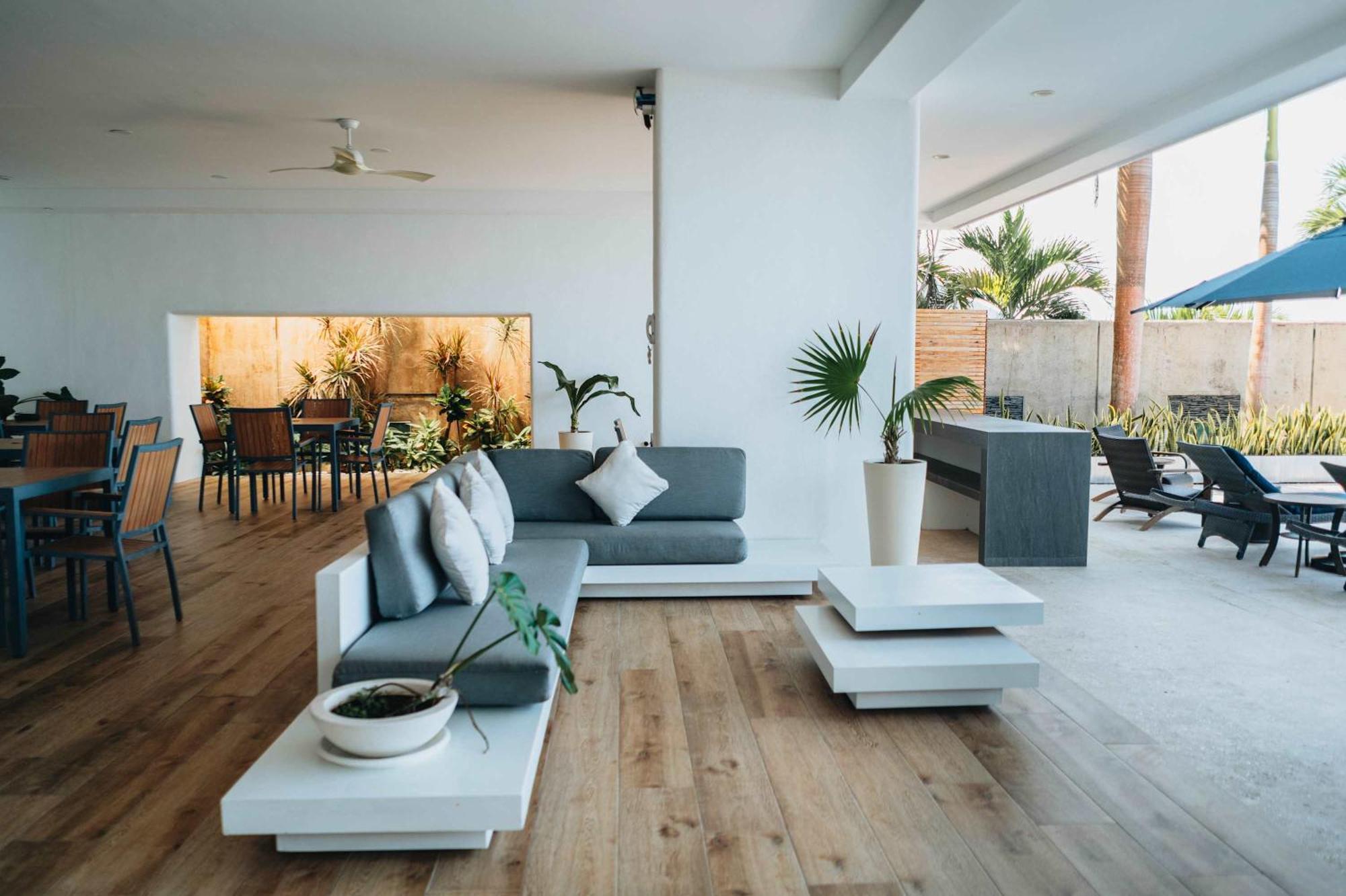 Full Floor Beachfront Luxury Apartment