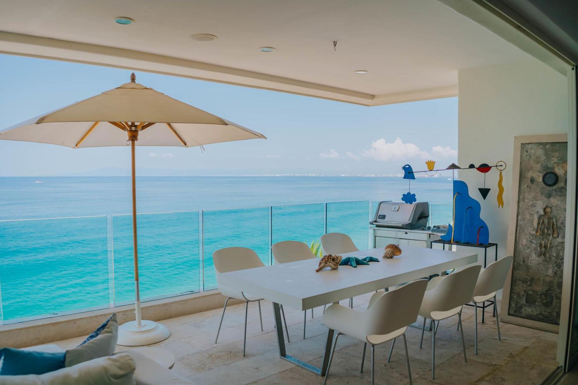 Full Floor Beachfront Luxury Apartment *