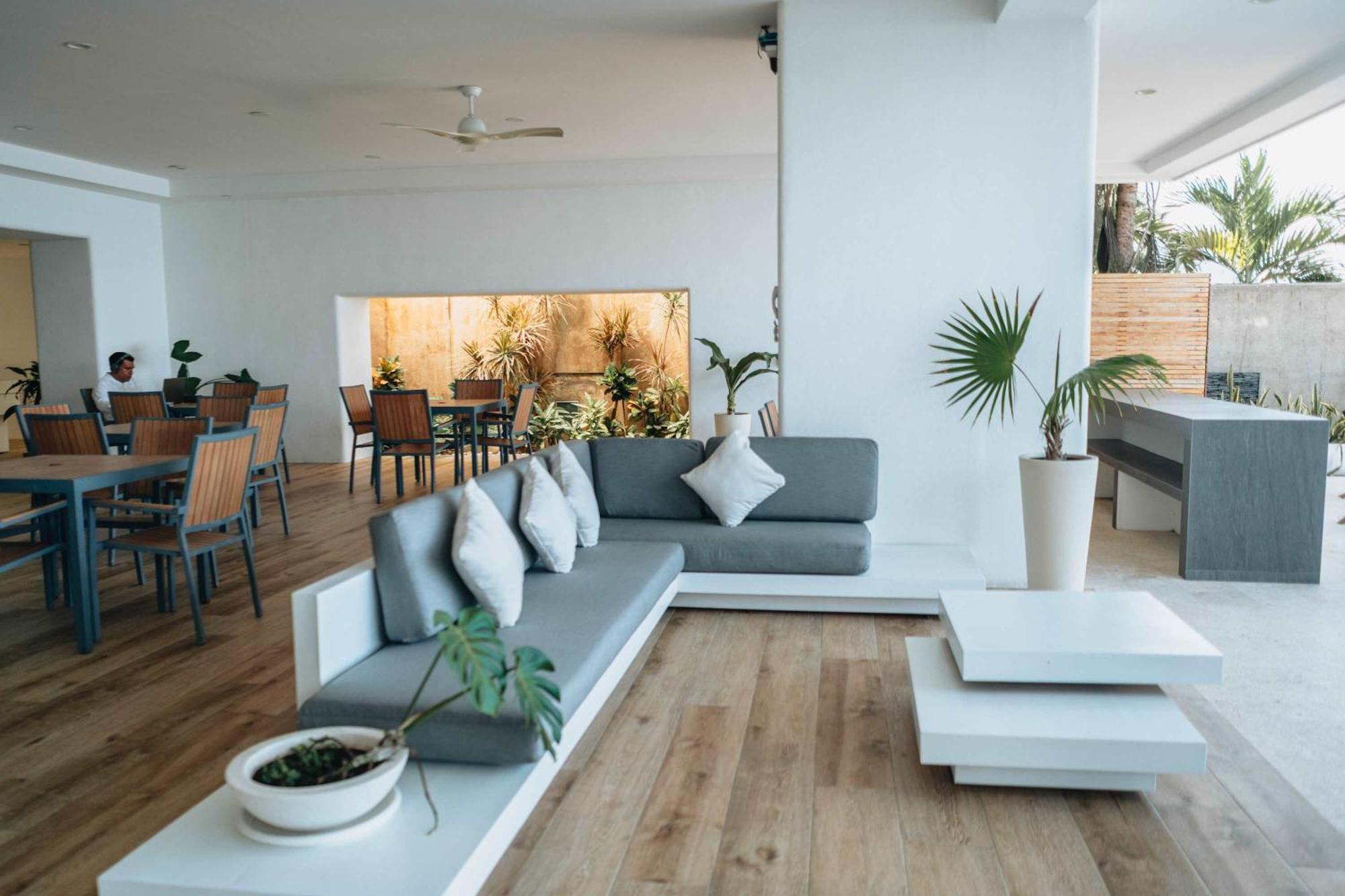 Full Floor Beachfront Luxury Apartment *
