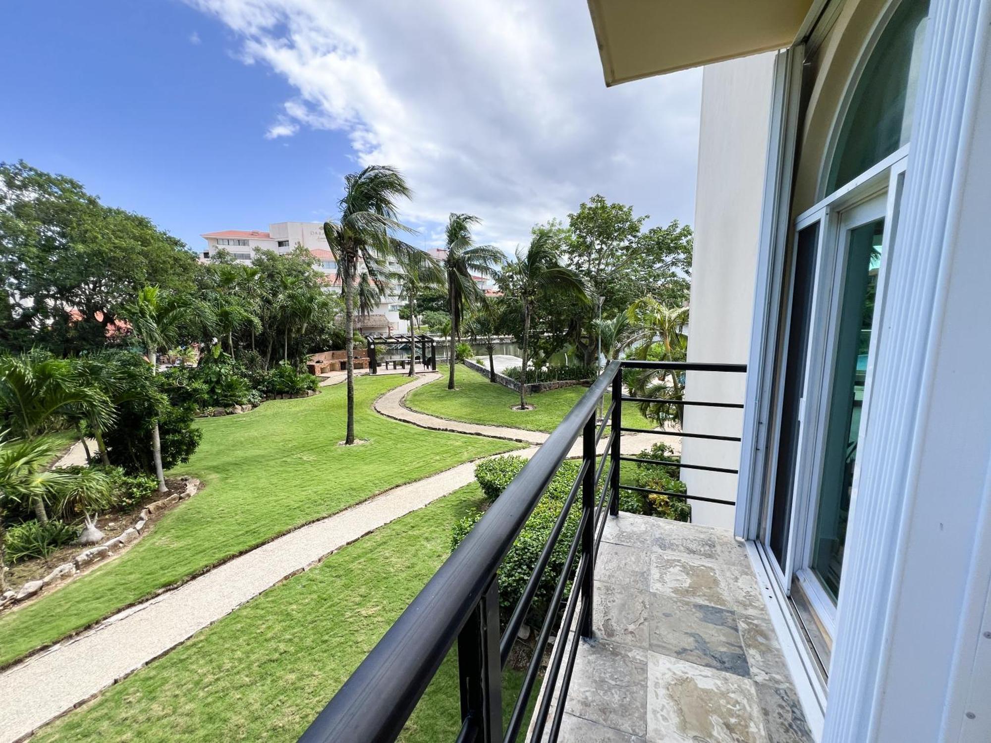 High-end Waterfront At Secrets Waters Apartment *