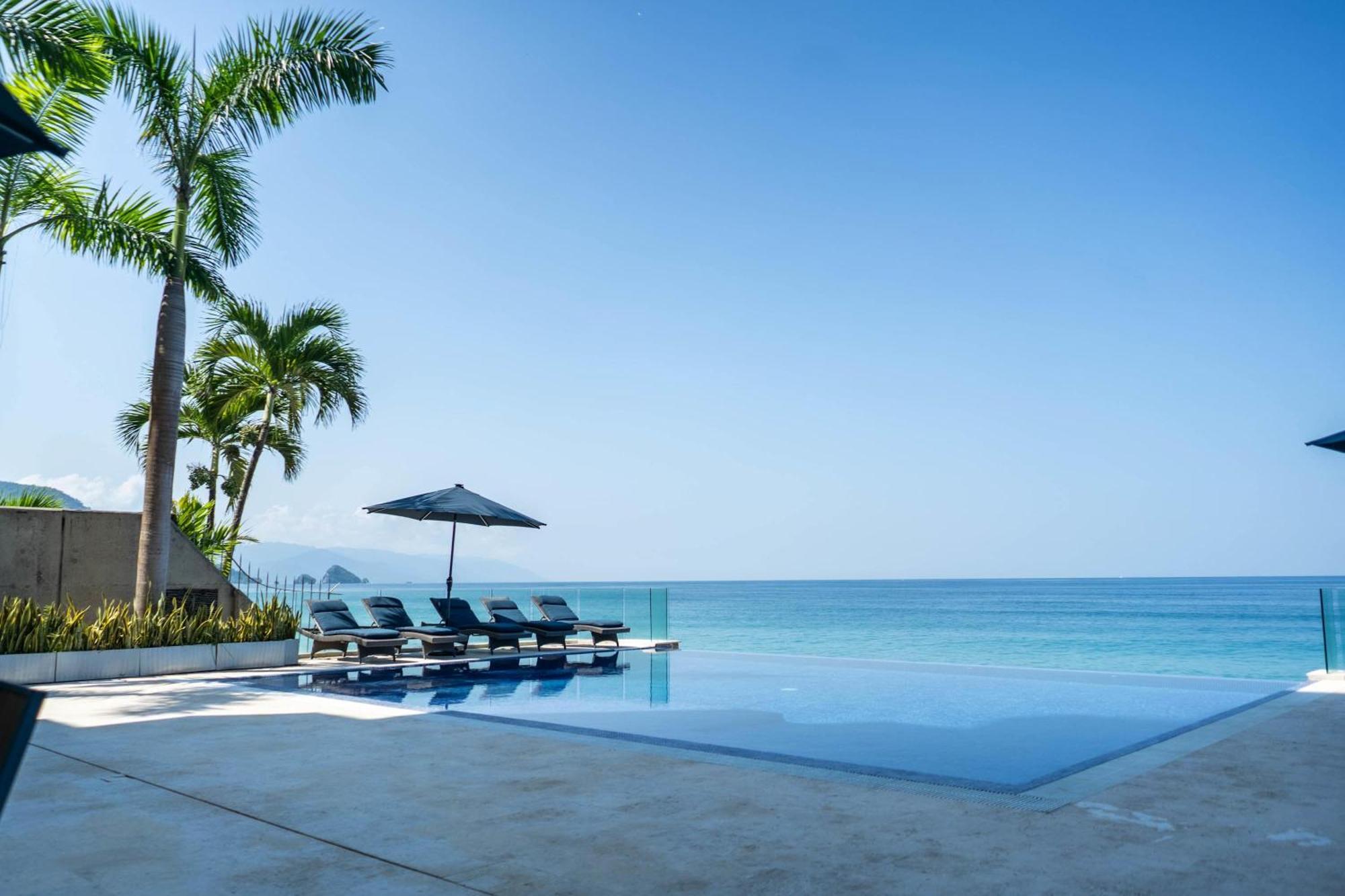 Full Floor Beachfront Luxury Apartment *