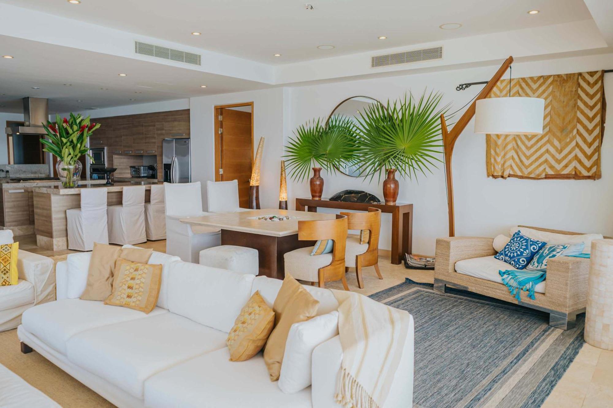 Full Floor Beachfront Luxury Apartment *