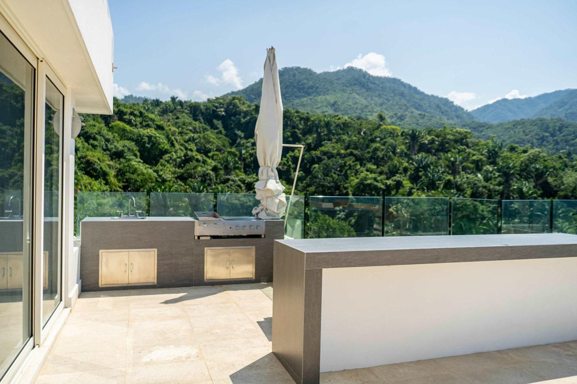 Full Floor Beachfront Luxury Apartment *