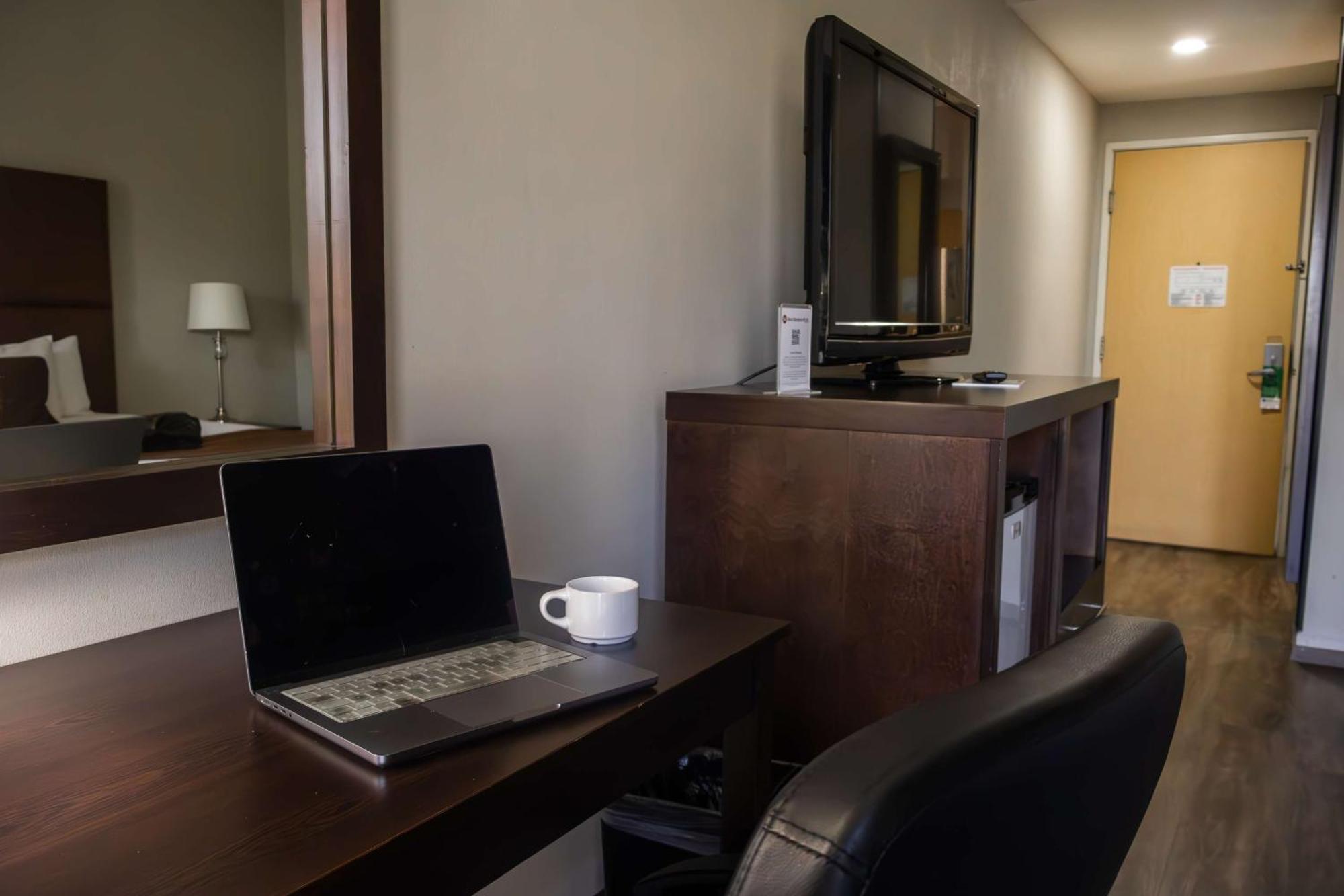 Western Monterrey Airport Hotel 3*