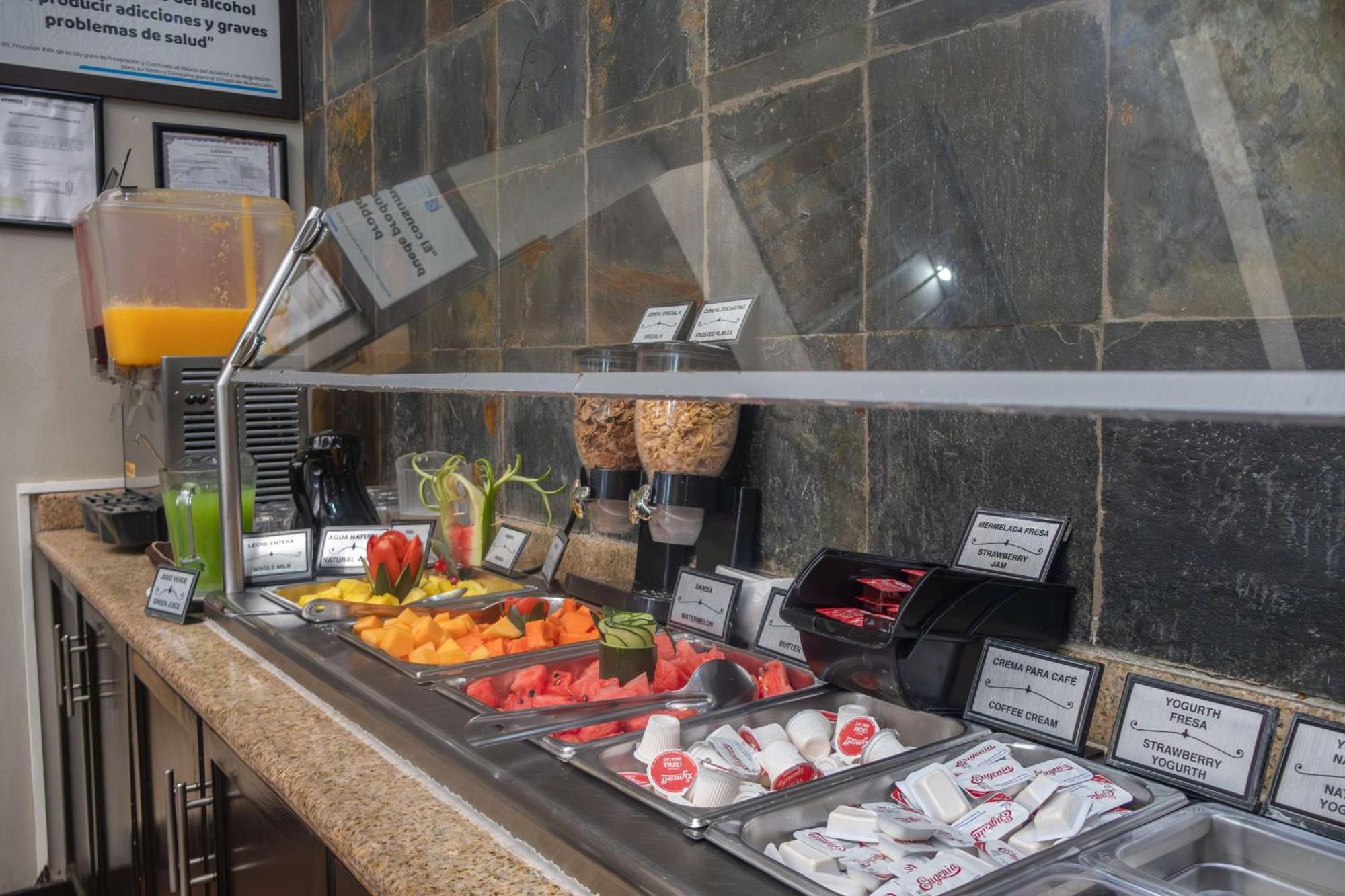 Western Monterrey Airport Hotel 3*