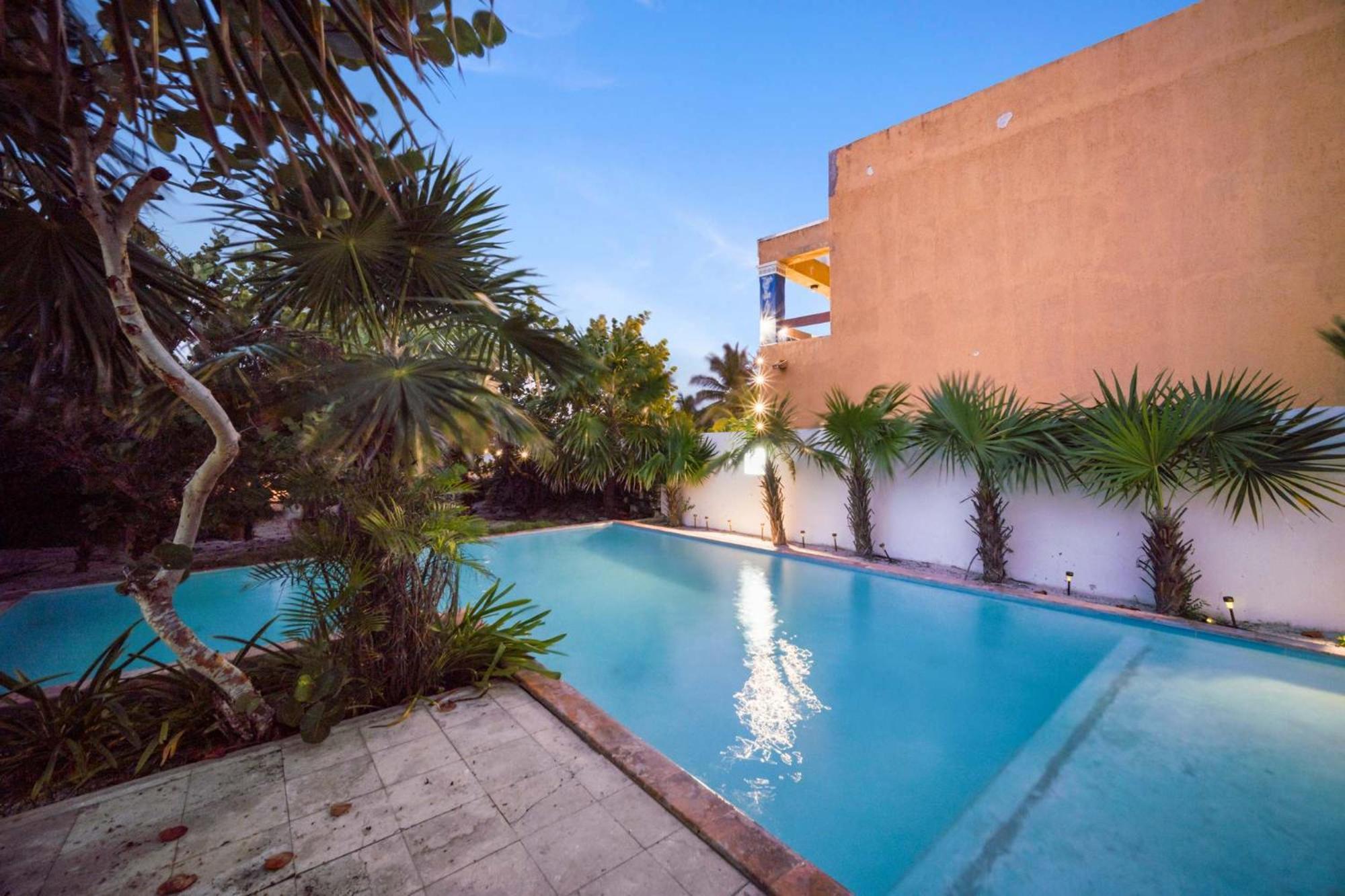 Tropical With Pool Inn *