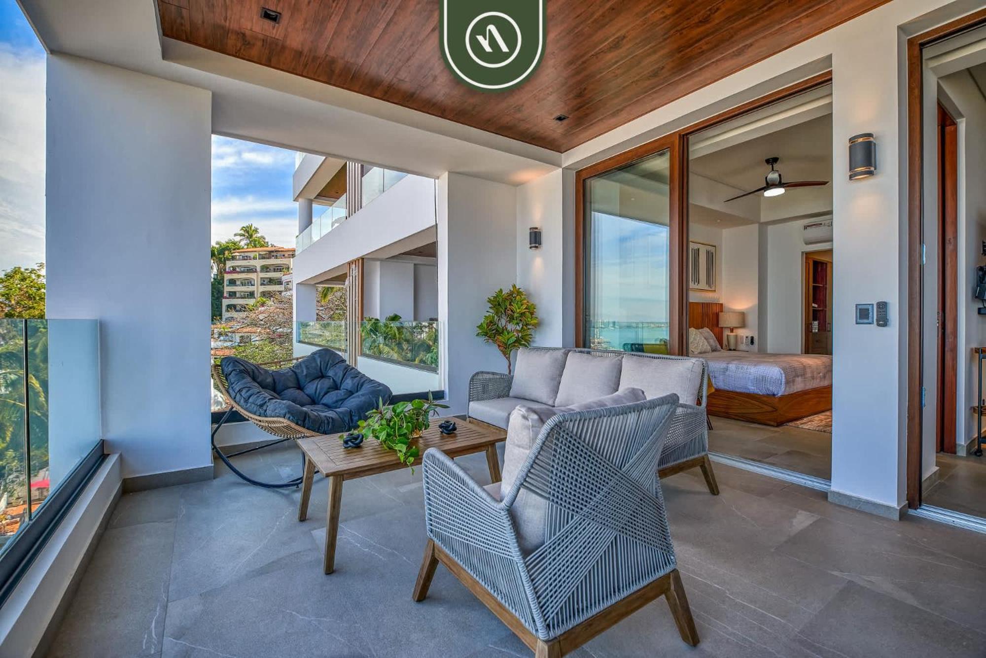 Great With Rooftop Pool *