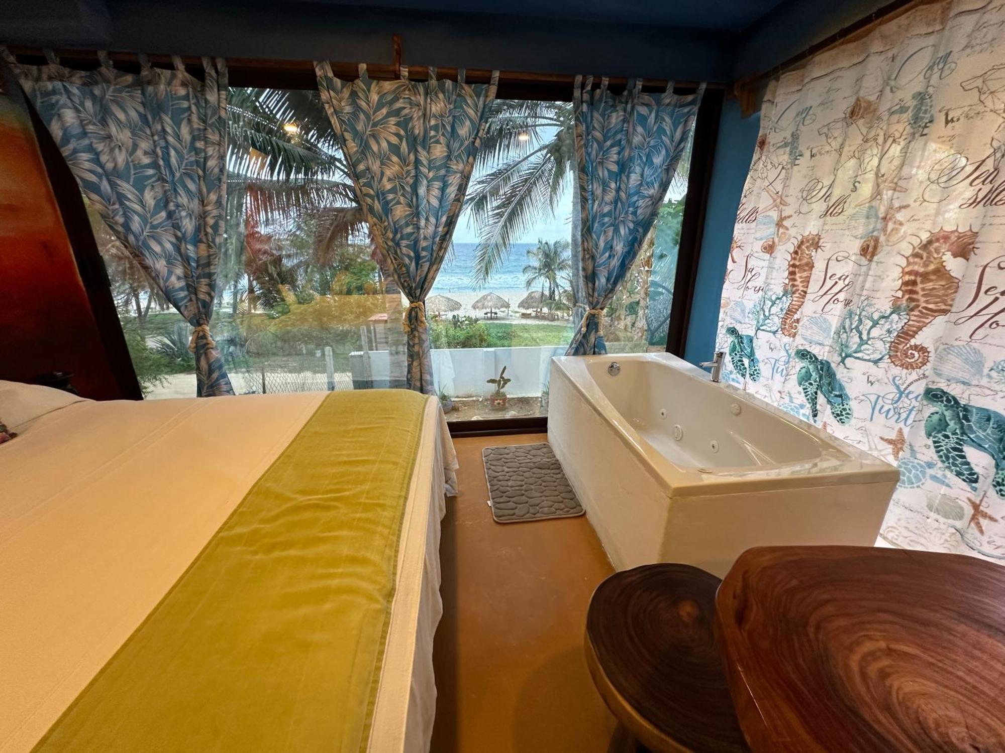 Beachfront Paradise Boutique - Casa Alebrijes Jacuzzi Suits Hotel 4*