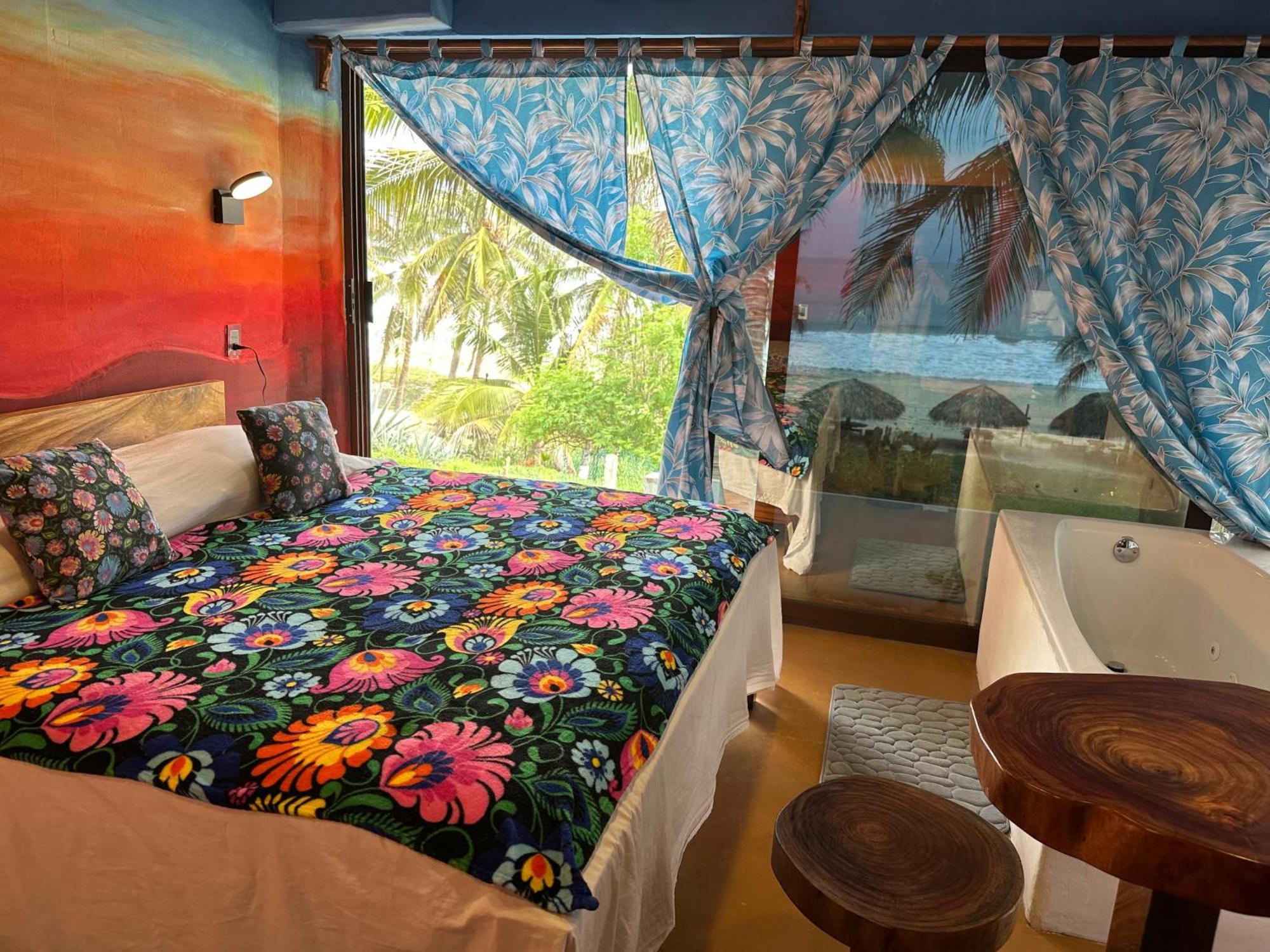 Hotel Beachfront Paradise Boutique - Casa Alebrijes Jacuzzi Suits 4*