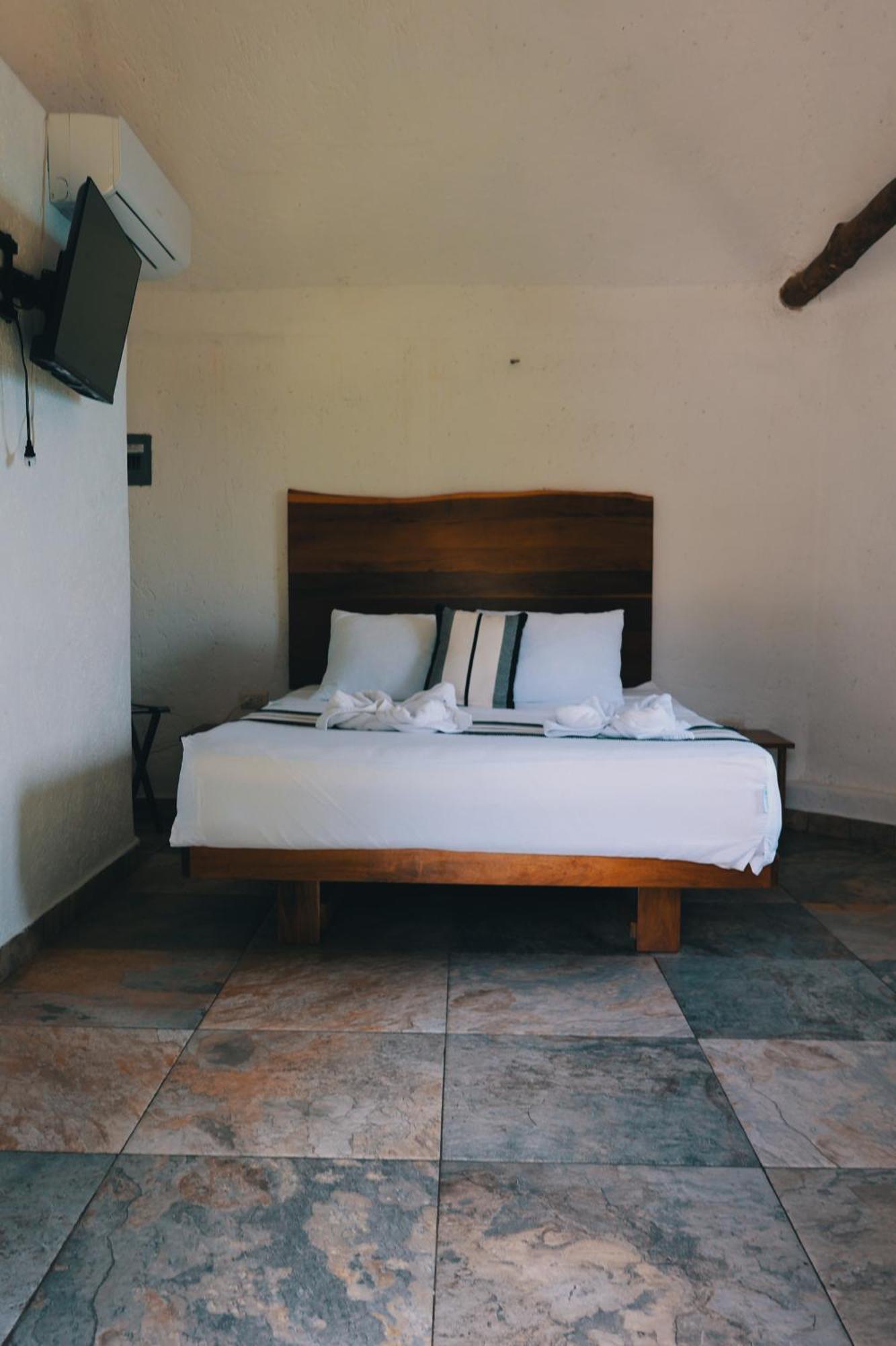 Tucan Lagoon Front Lodge