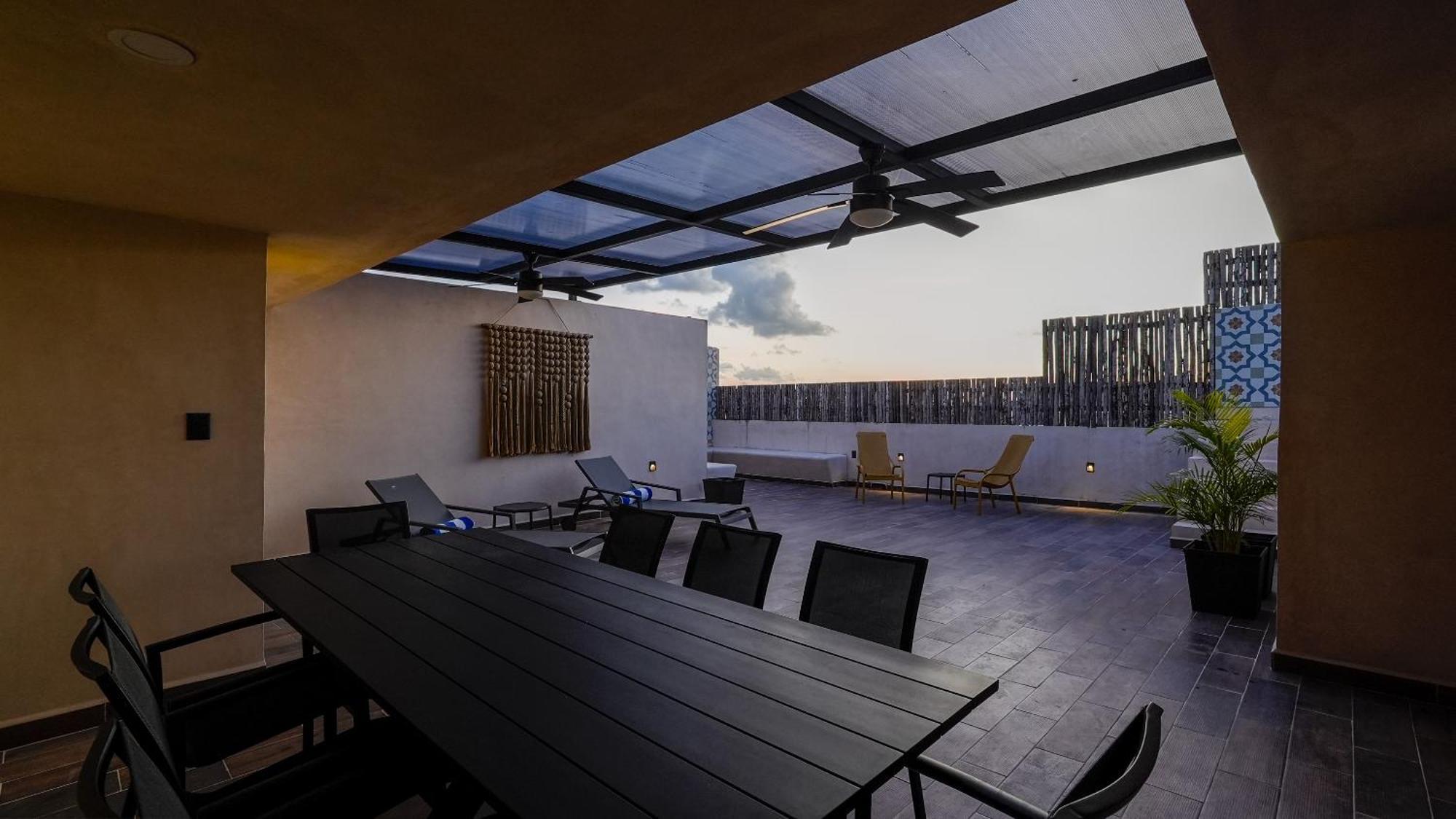 Sunset Serenity - Amply Private Terrace & Pool & Gym & Club Access Apartment *