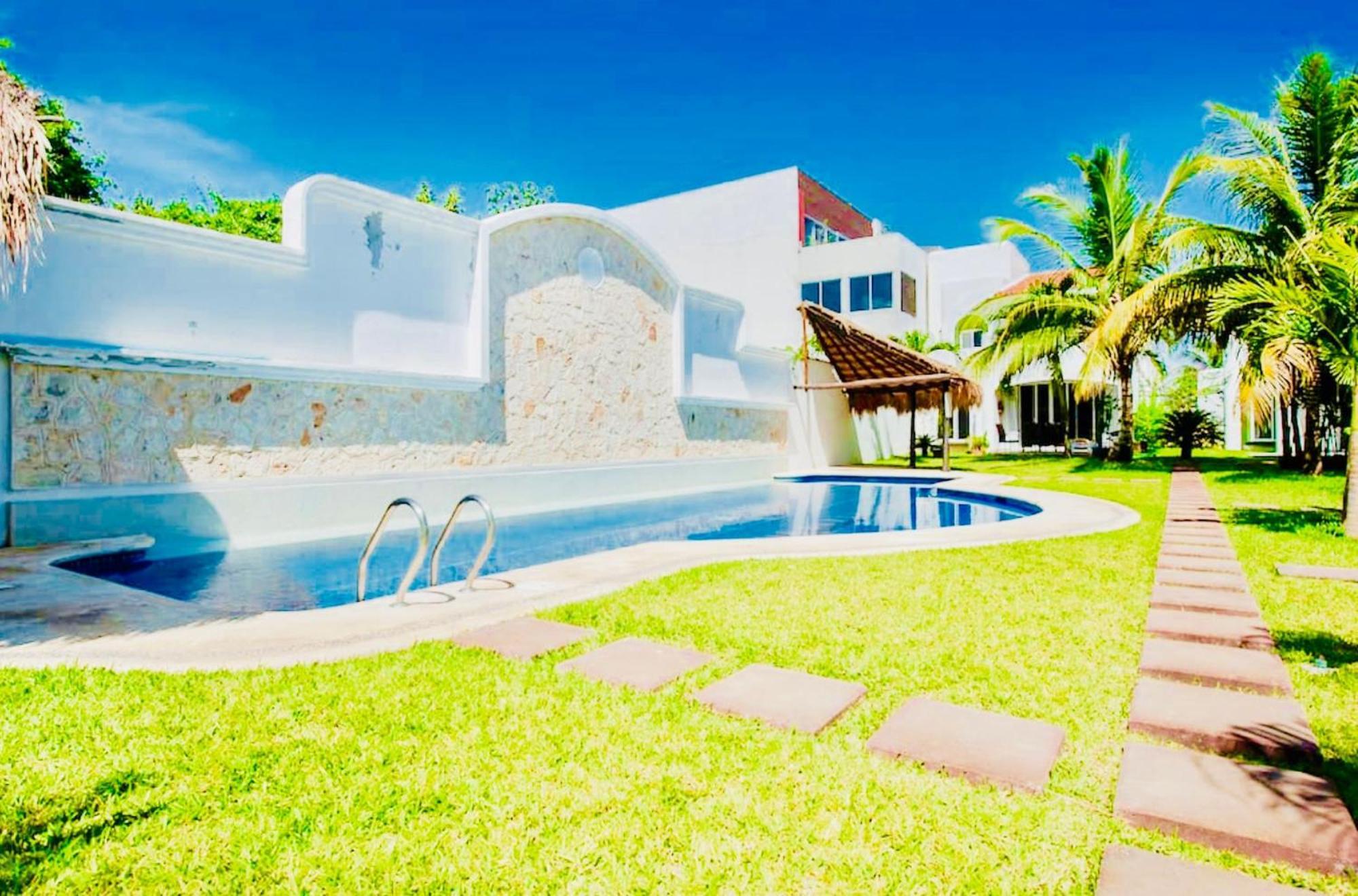 Executive Budget With Swimming Pool Air Conditioning And Parking Playa del Carmen