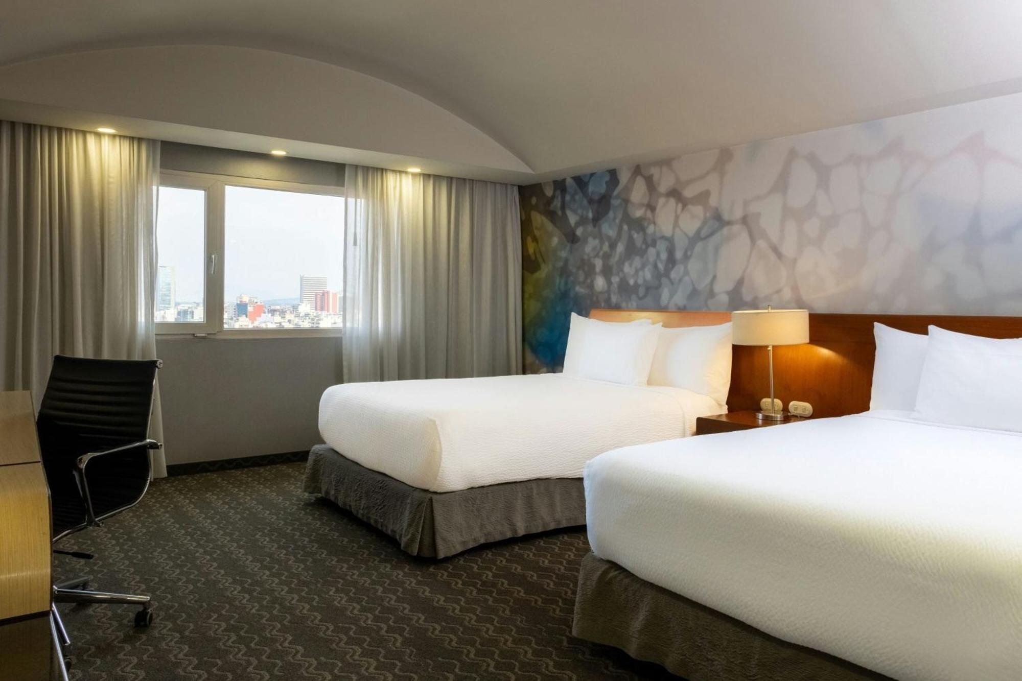 Hotel Courtyard By Marriott Revolucion 4*