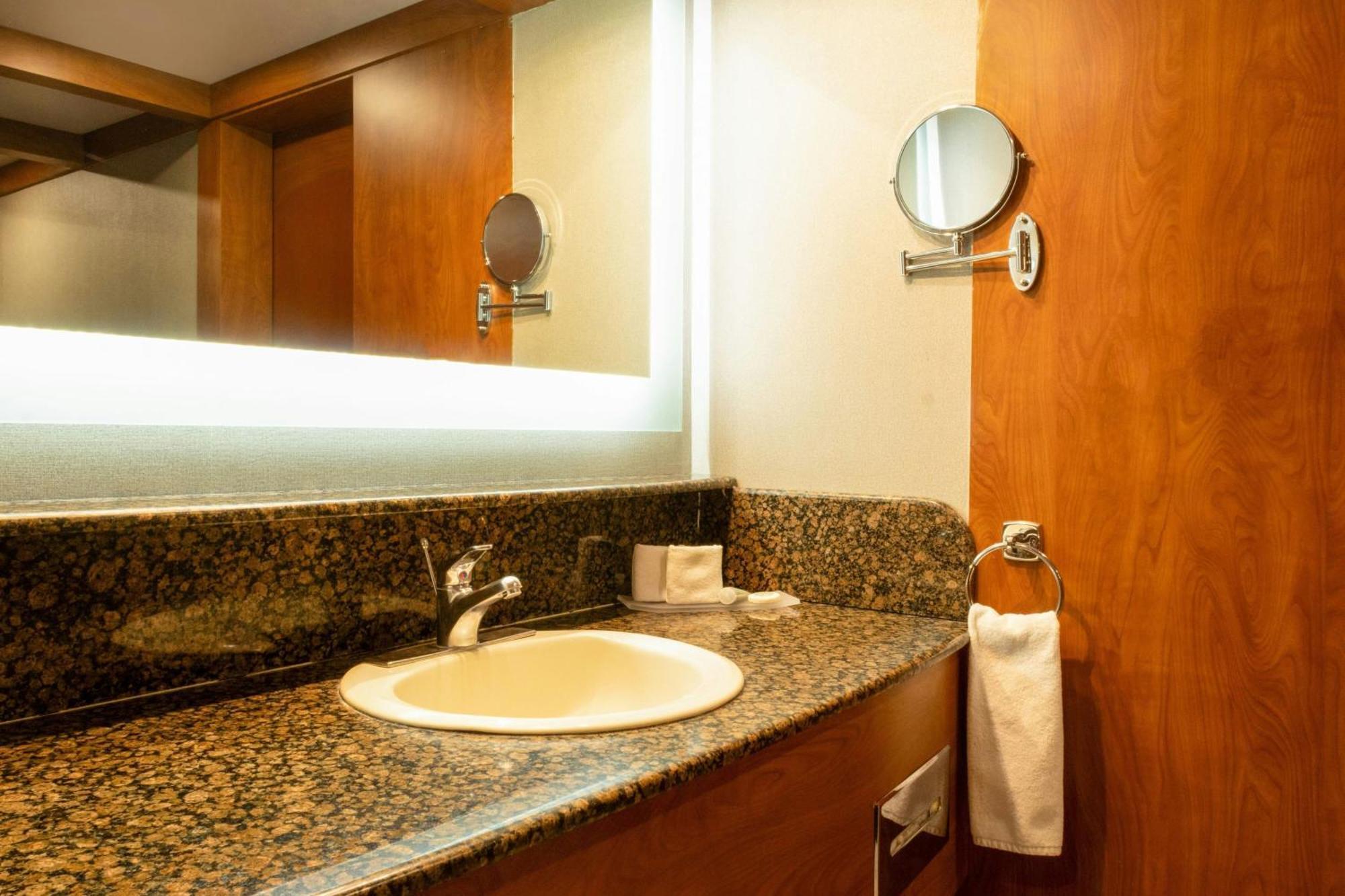 Courtyard By Marriott Revolucion