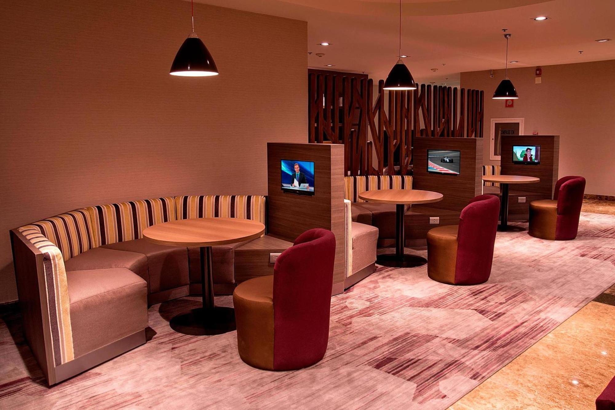 Courtyard By Marriott Revolucion Hotel