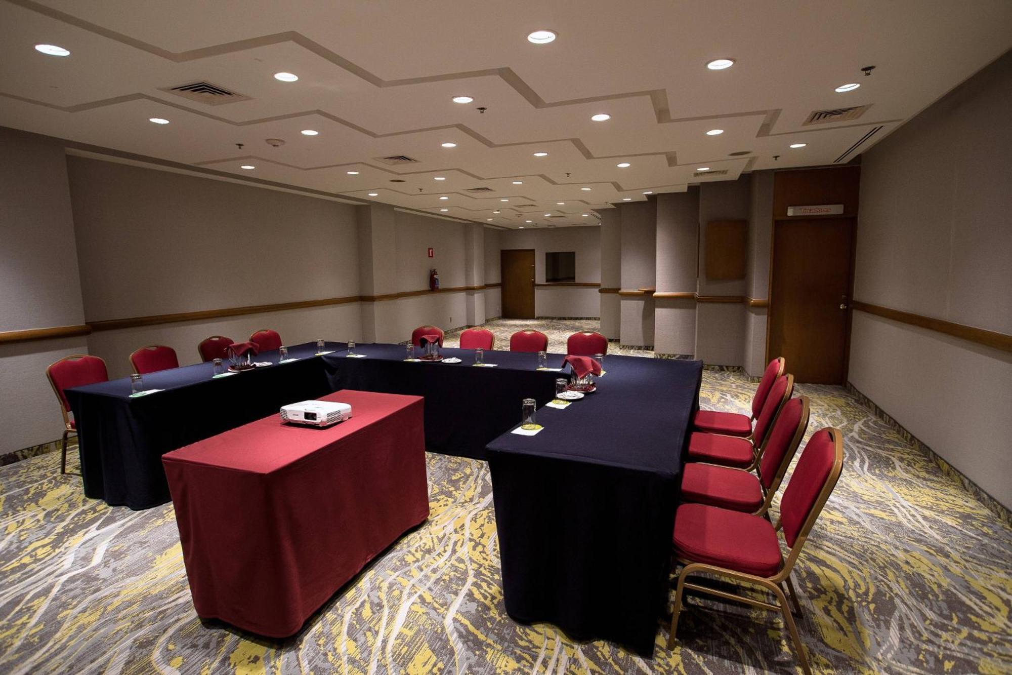 Courtyard By Marriott Revolucion Hotel 4*