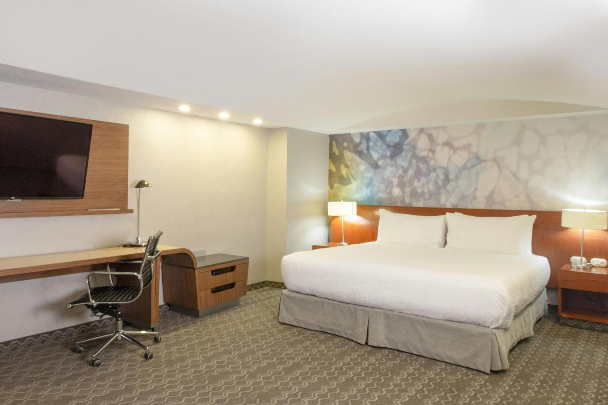 Courtyard By Marriott Revolucion Hotel