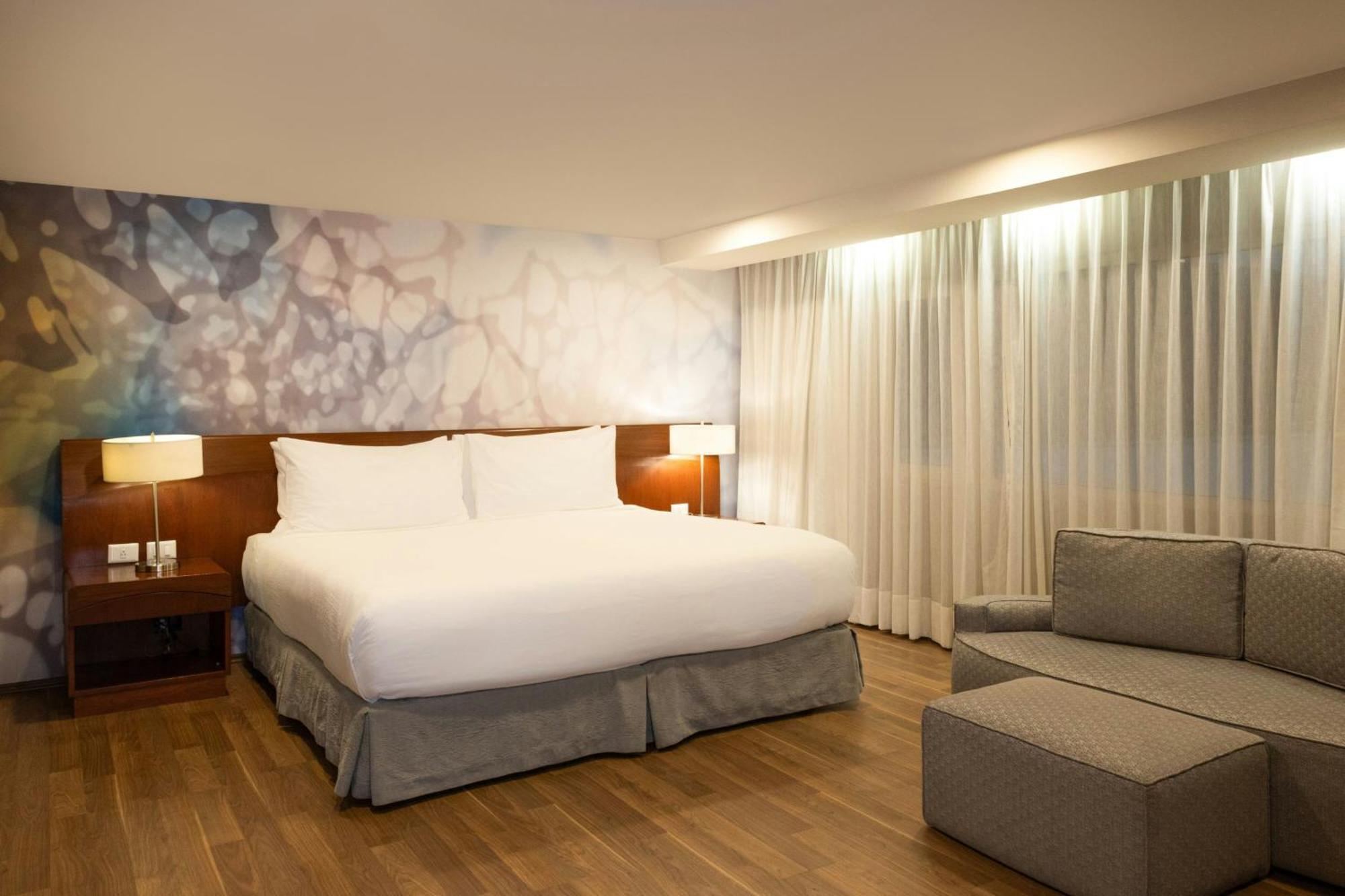 Courtyard By Marriott Revolucion Hotel 4*