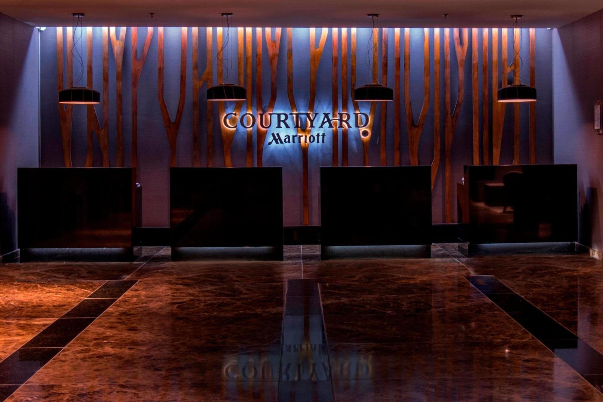 Hotel Courtyard By Marriott Revolucion 4*