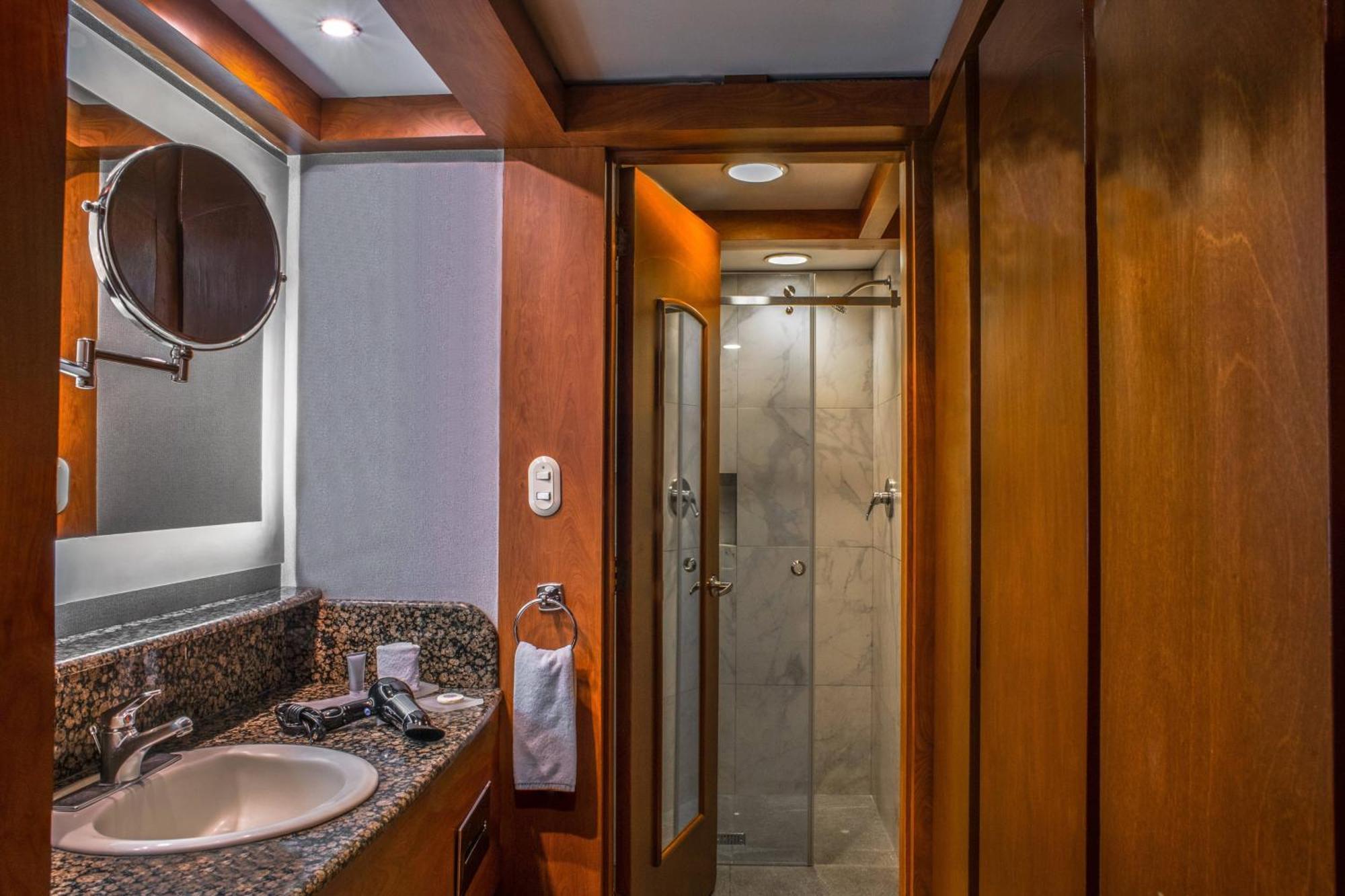 Courtyard By Marriott Revolucion Hotel 4*