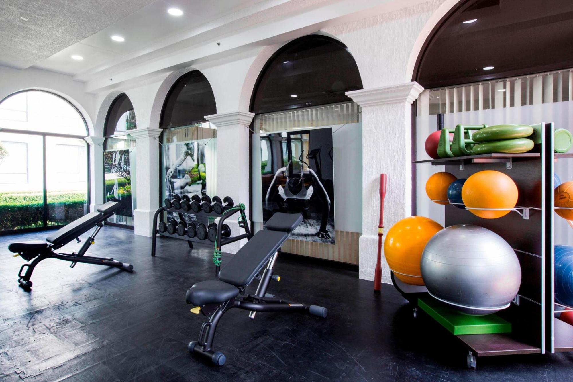 Courtyard Airport Hotel 4*