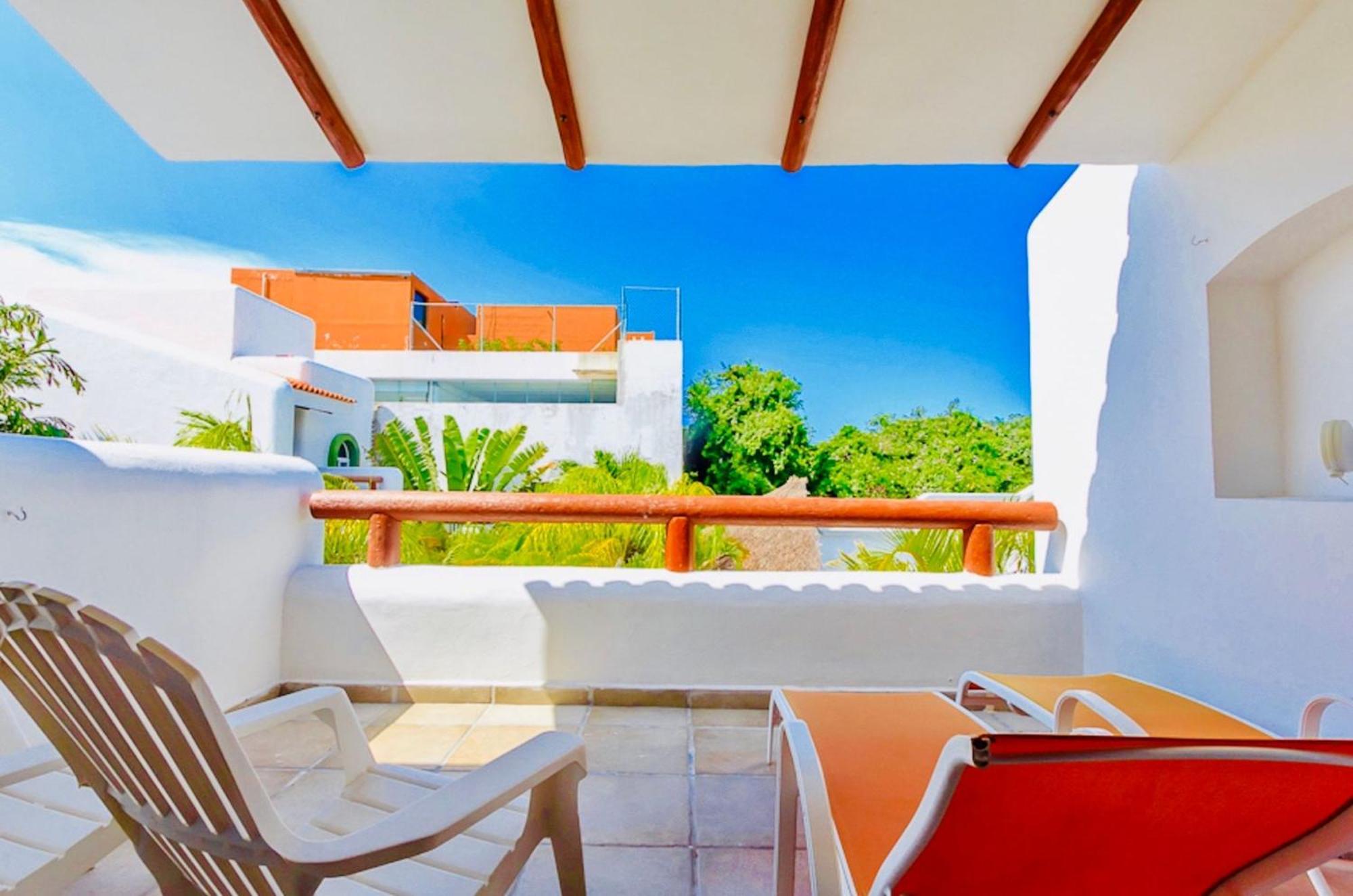 Guest house Deluxe Budget Balcony With Swimming Pool Air Conditioning And Parking