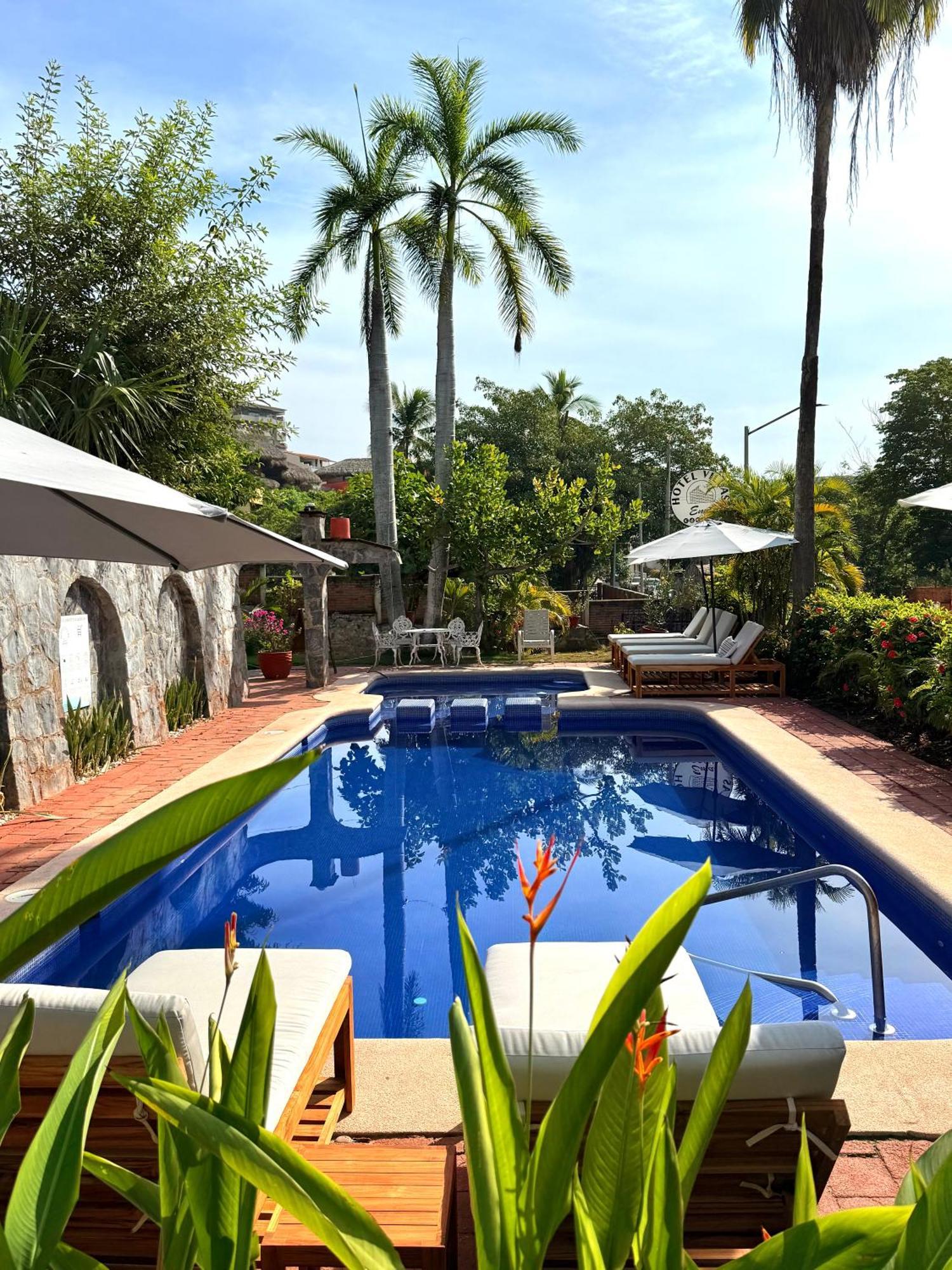 Ema 2* Zihuatanejo