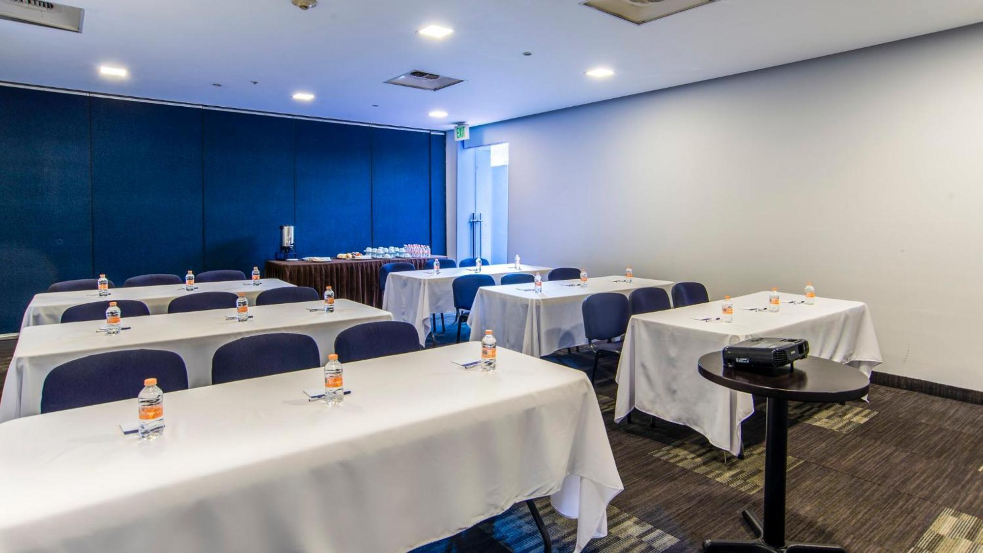 Hotel Express Santa Fe By Ihg 4*