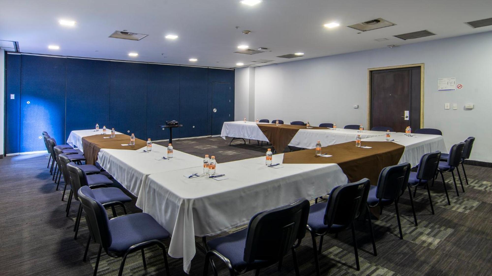 Hotel Express Santa Fe By Ihg Mexico City