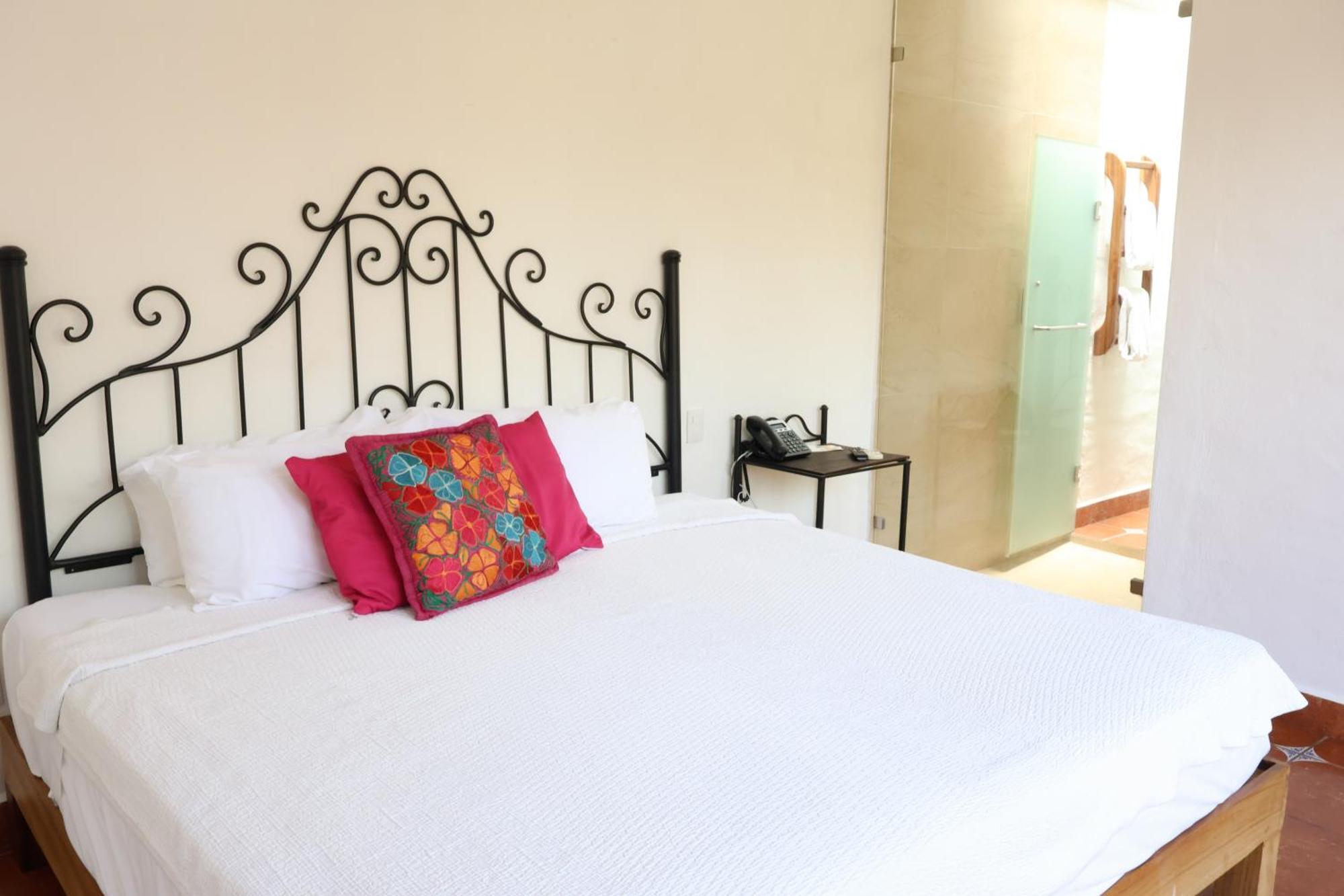 Casa Loteria: Colorful Family Retreat With Pool In Pueblito 4*