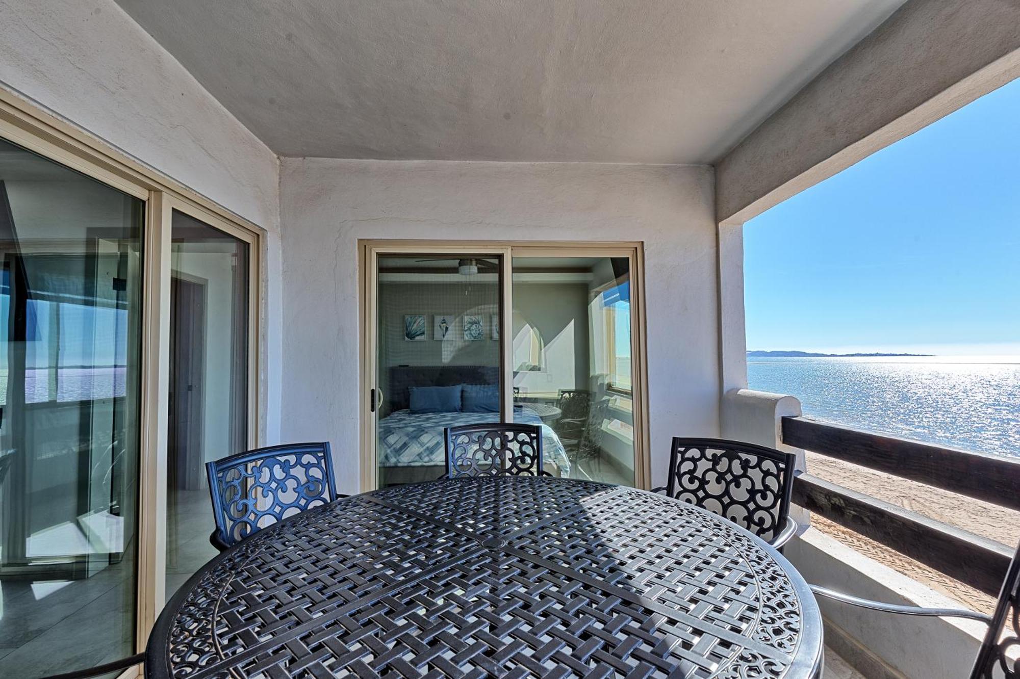 Aparthotel Rocky Point - Ocean Front - King - - Sleeps12 - Gated - Pools Wi-fi *