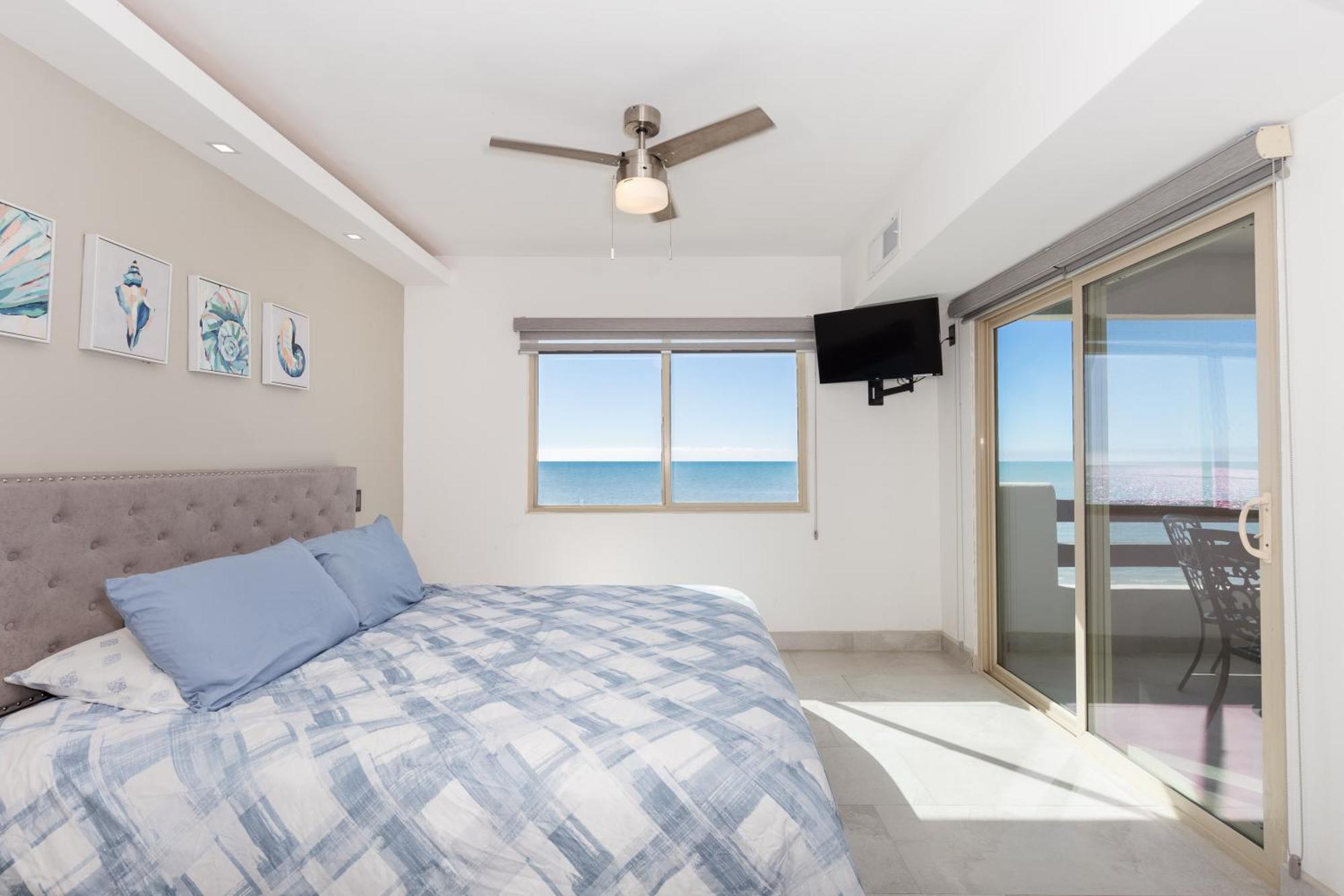 Aparthotel Rocky Point - Ocean Front - King - - Sleeps12 - Gated - Pools Wi-fi *