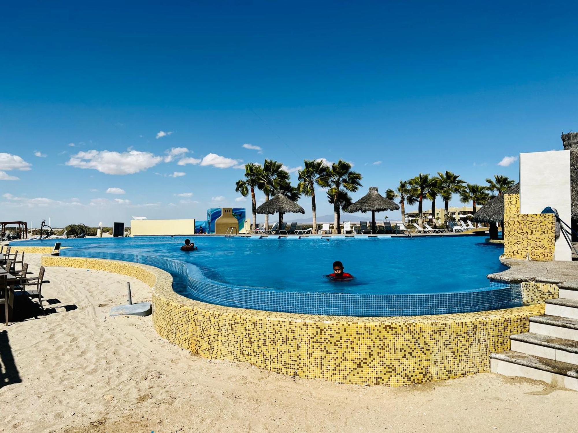 Aparthotel Rocky Point - Ocean Front - King - - Sleeps12 - Gated - Pools Wi-fi *