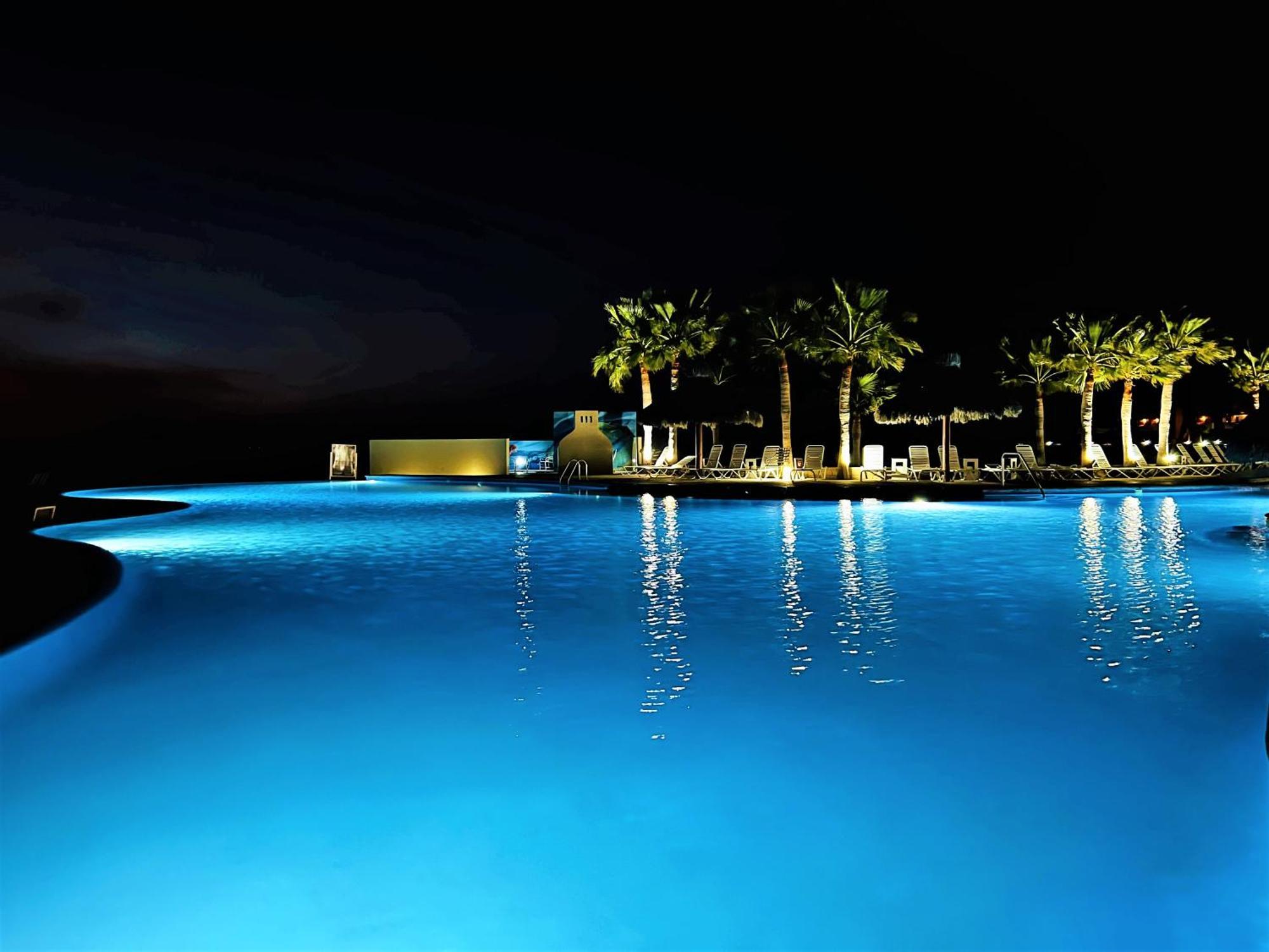 Aparthotel Rocky Point - Ocean Front - King - - Sleeps12 - Gated - Pools Wi-fi
