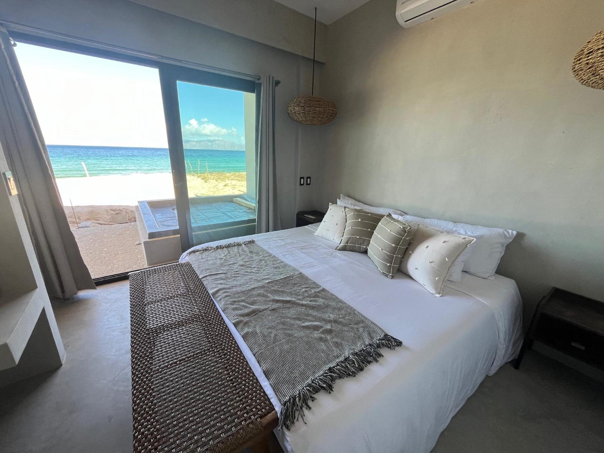 Beachfront With Jacuzzi Bahia Turquesa Apartment