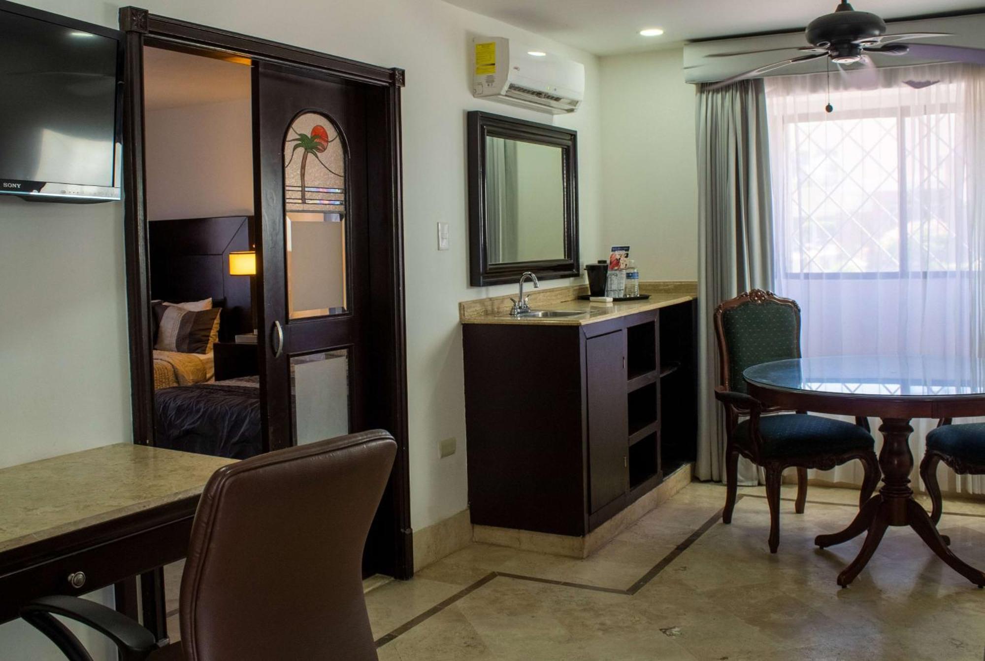 Wyndham Garden Mochis Plaza Hotel
